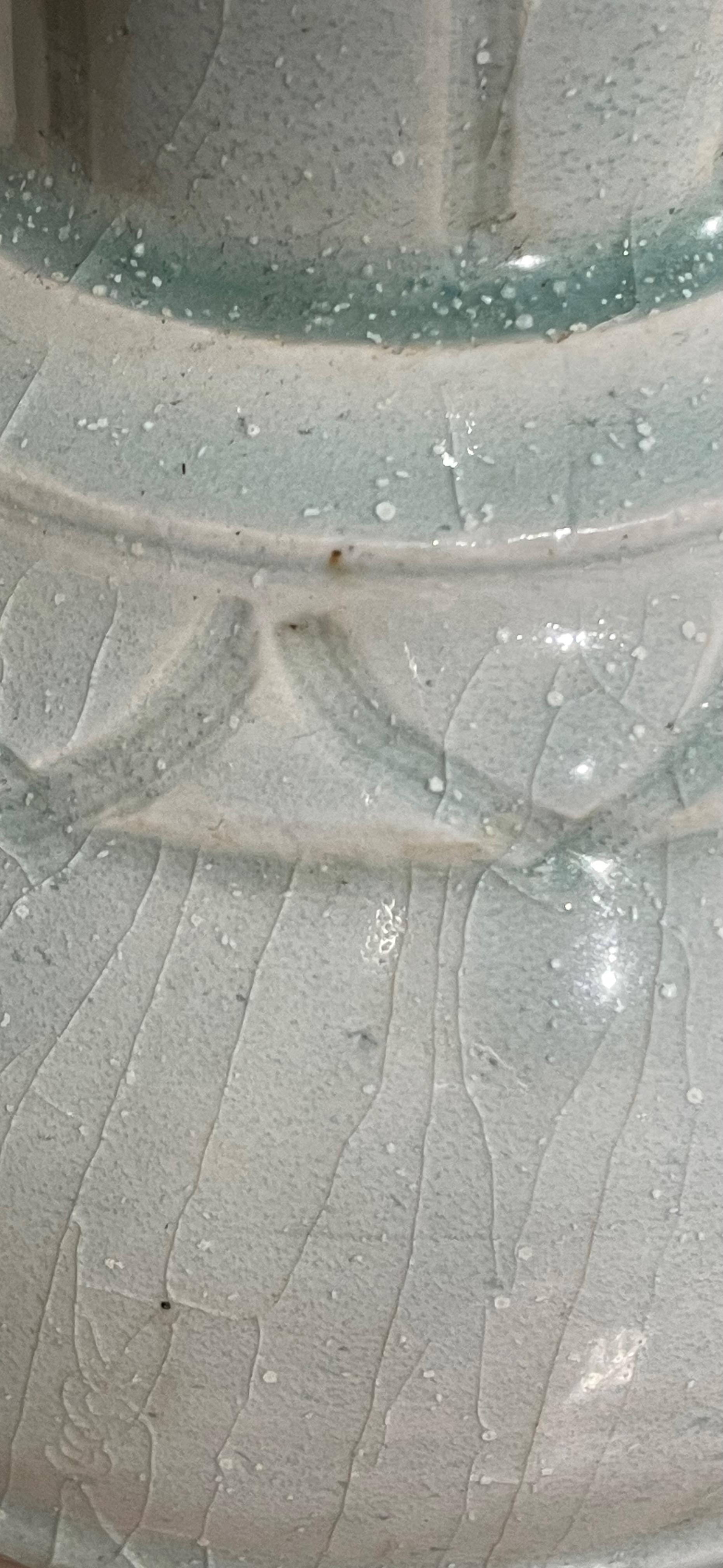 XXIe siècle et contemporain Vase à design décoratif en turquoise pâle, Chine, contemporain en vente