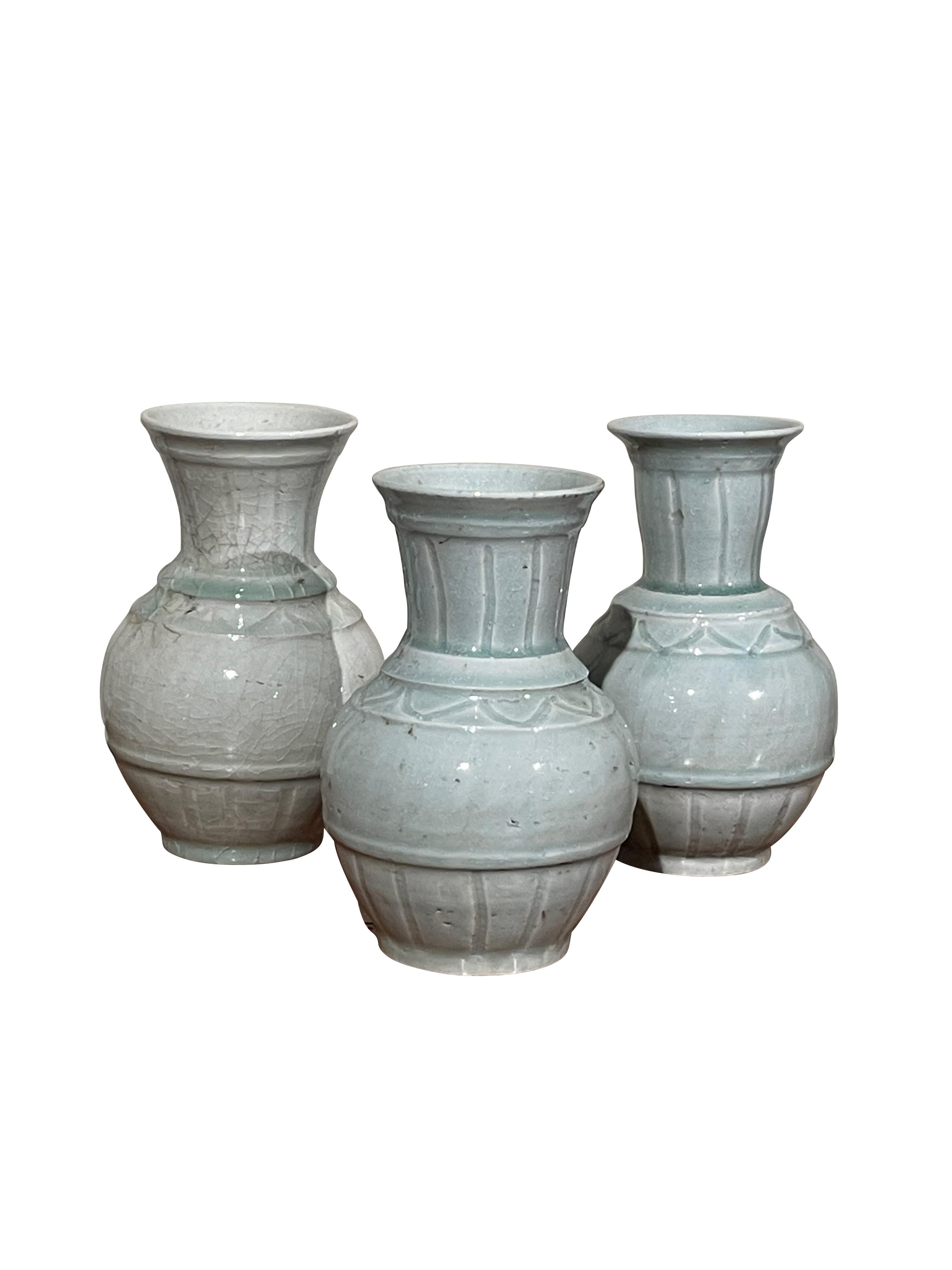 Céramique Vase à design décoratif en turquoise pâle, Chine, contemporain en vente