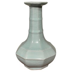 Blass-türkisfarbene achteckige Vase mit langem Hals, China, Contemporary