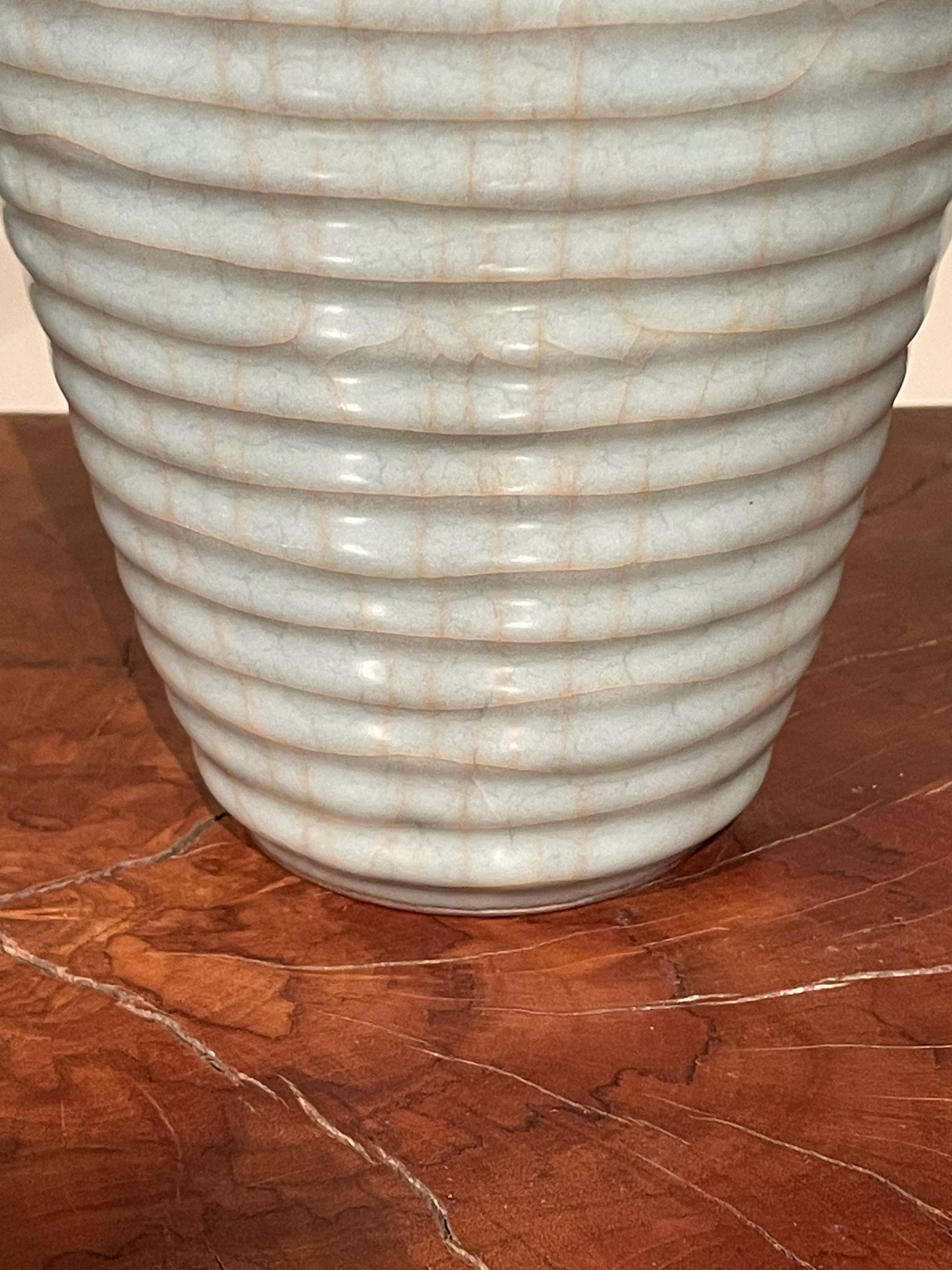 Chinois Vase à côtes horizontales turquoise pâle, Chine, contemporain en vente