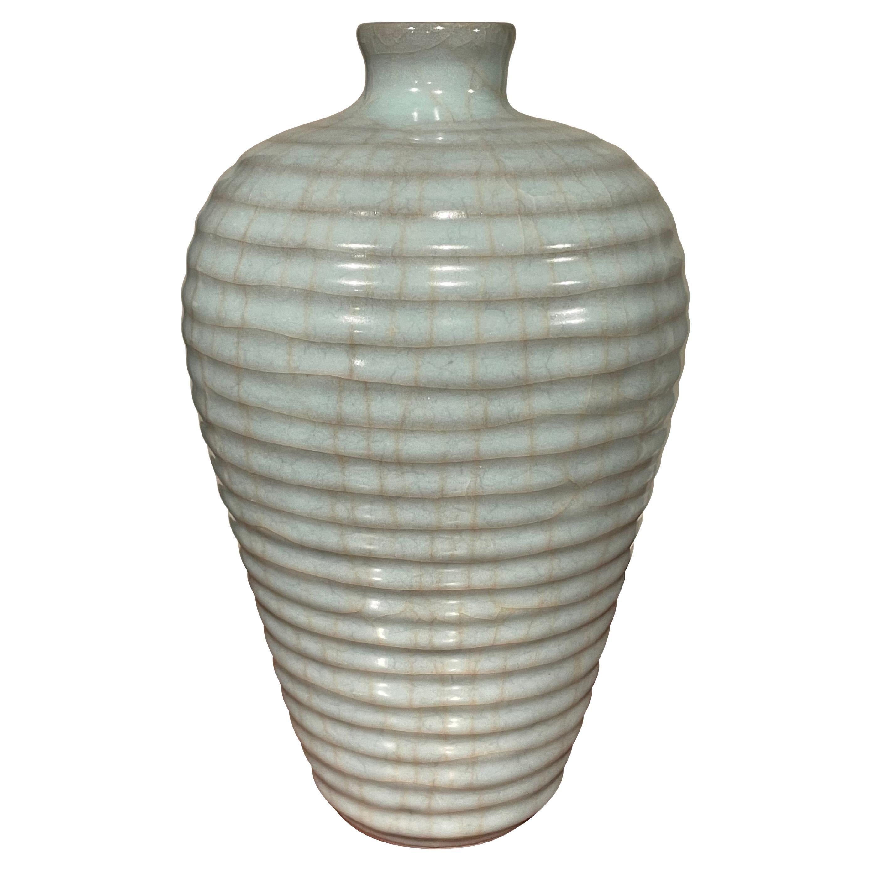 Vase à côtes horizontales turquoise pâle, Chine, contemporain en vente