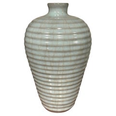 Blass-türkisfarbene Vase mit horizontalem Rippendesign, China, Contemporary