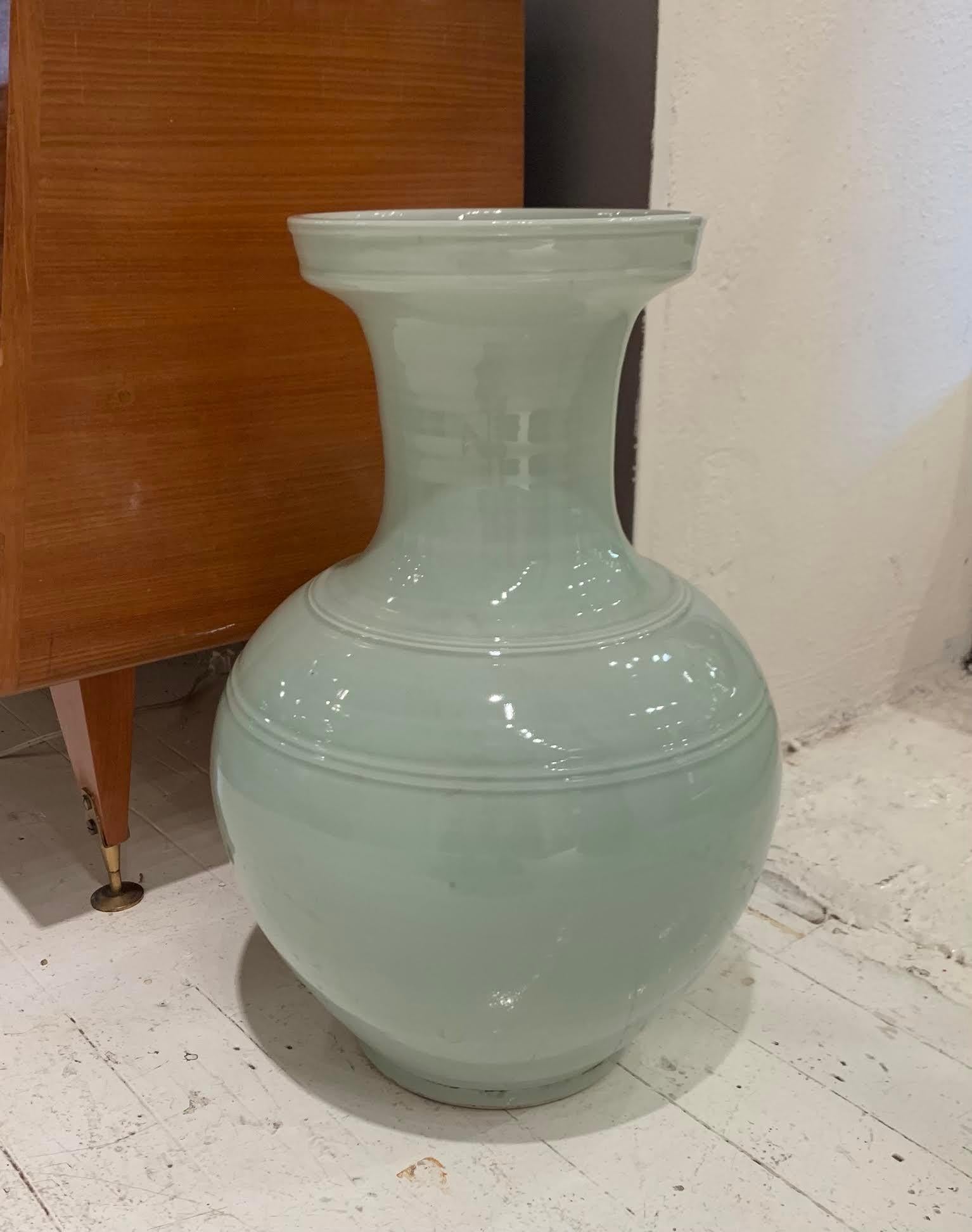 Contemporary Chinese pair large pale turquoise vases.
Classic ginger jar shape with ribbed lip detail.
Also available as a pair of lamps L1025.