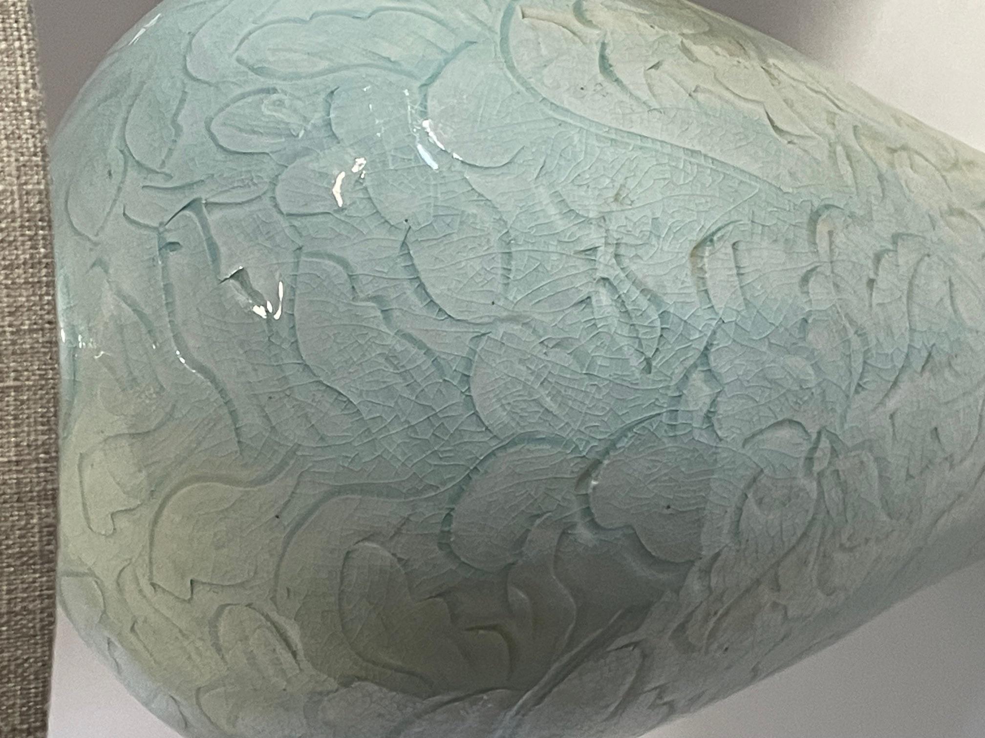 Chinois Paire de lampes à motifs turquoise pâle avec abat-jour, Chine, contemporain en vente