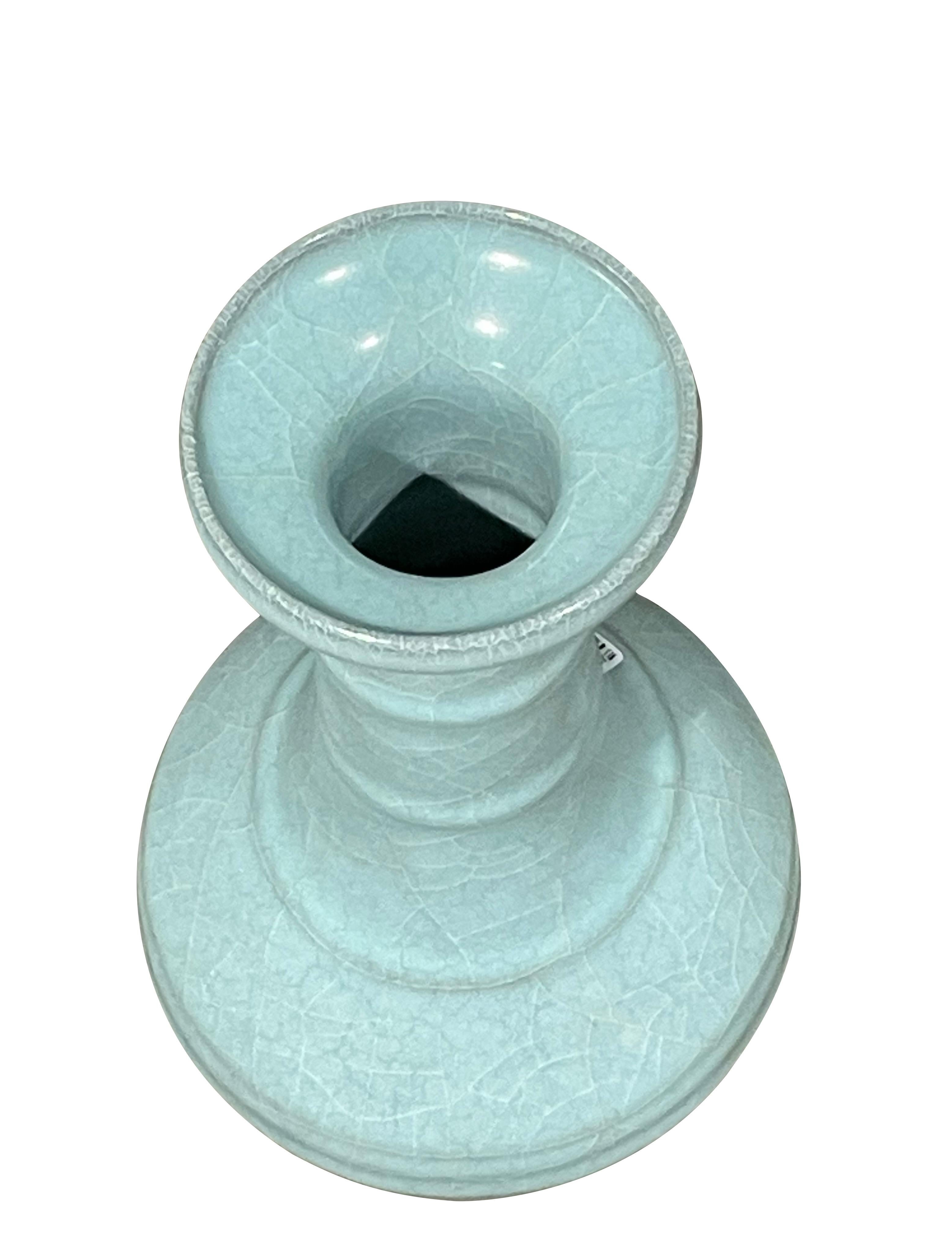 Vase contemporain chinois de couleur turquoise pâle.
Glace craquelée non contrastée.
Col entonnoir côtelé.
Un exemplaire parmi d'autres d'une grande collection.

