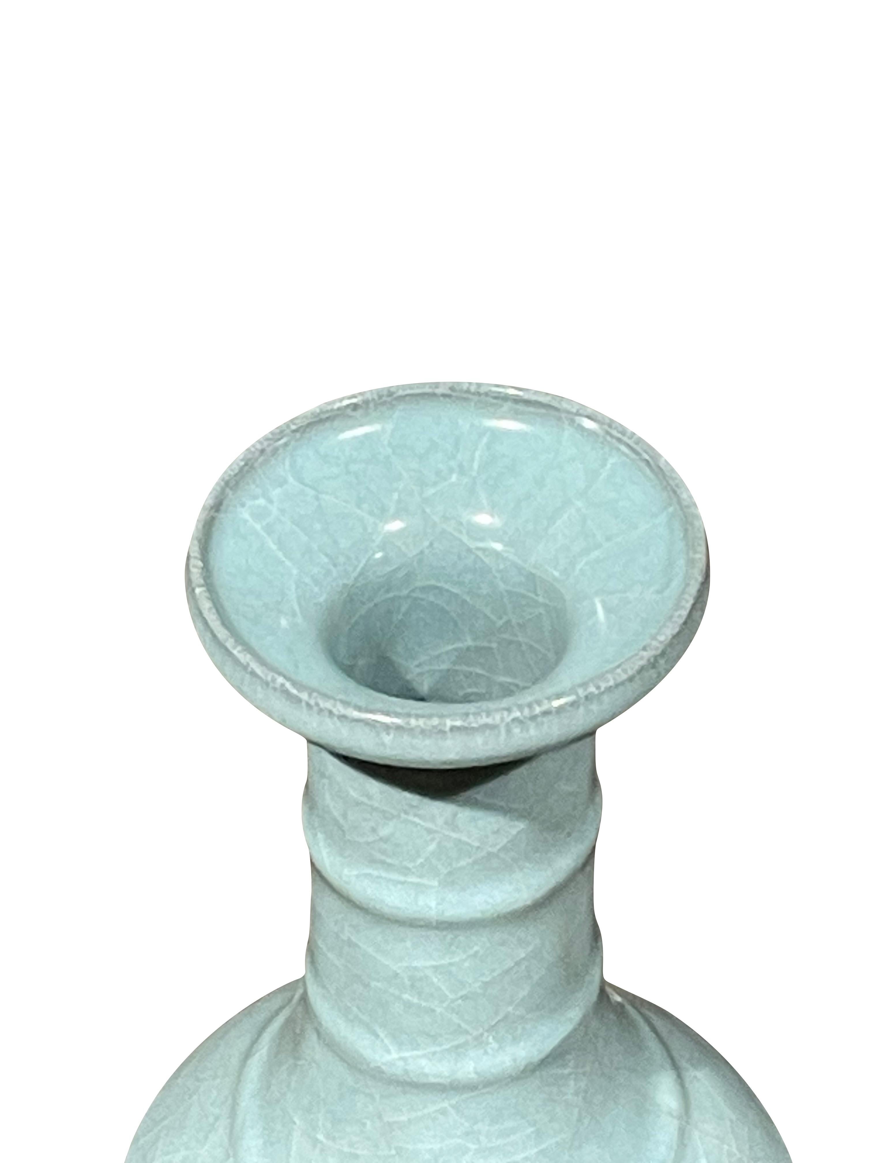 Chinois Vase à col d'entonnoir nervuré turquoise pâle, Chine, contemporain en vente