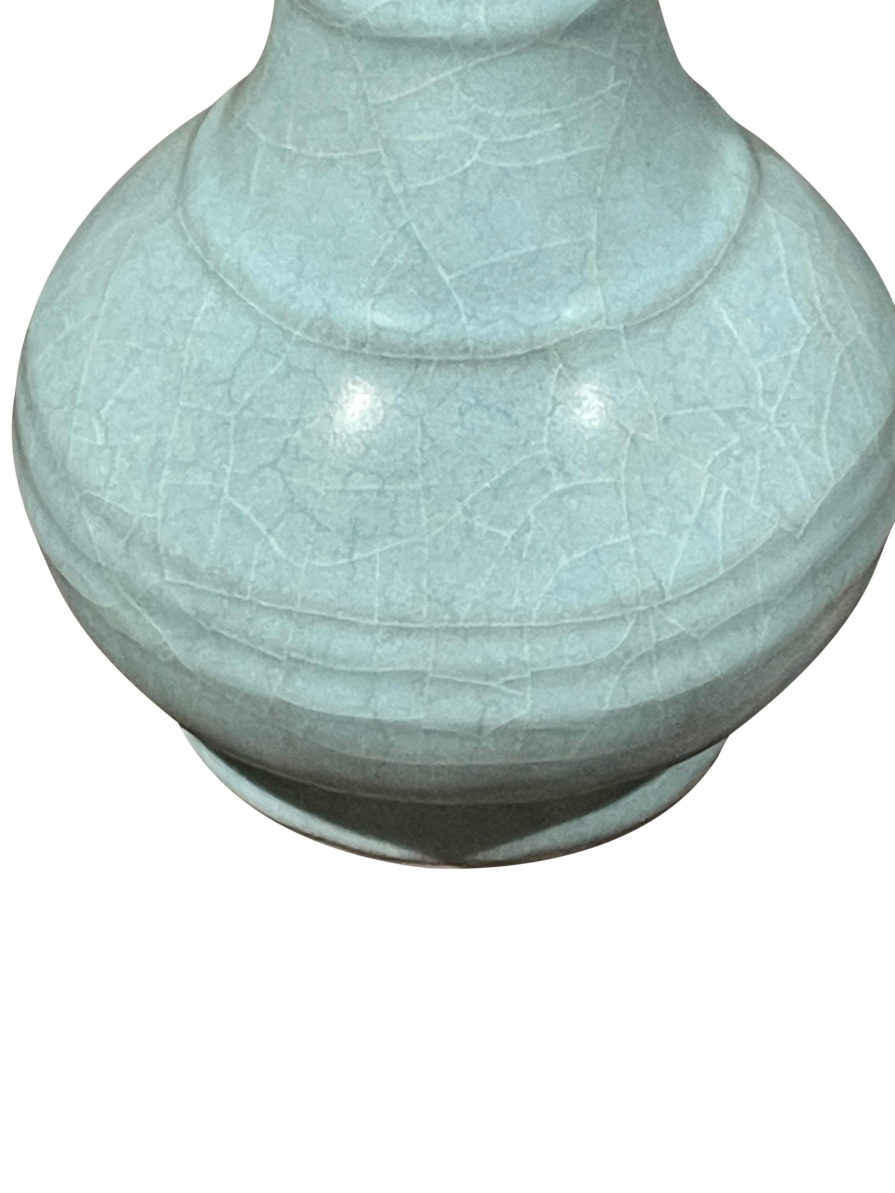 Vase à col d'entonnoir nervuré turquoise pâle, Chine, contemporain Neuf - En vente à New York, NY