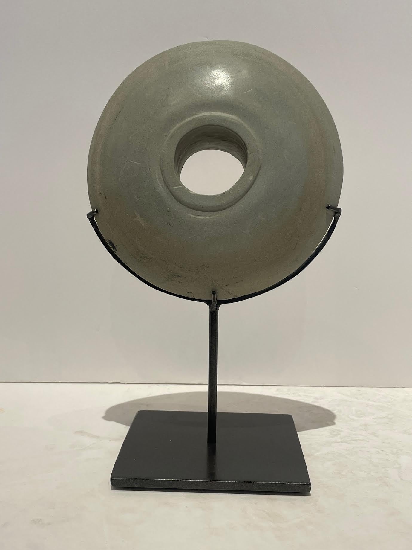 Turquoise pâle, sable, gris Ensemble de trois disques de pierre, Indonésie, Contemporary Neuf - En vente à New York, NY