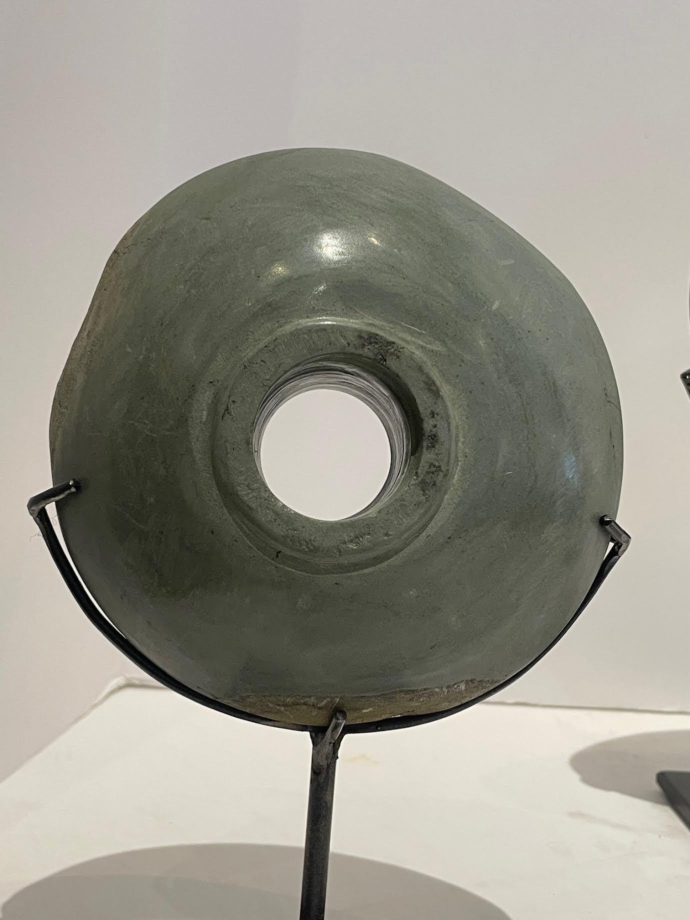 XXIe siècle et contemporain Turquoise pâle, sable, gris Ensemble de trois disques de pierre, Indonésie, Contemporary en vente