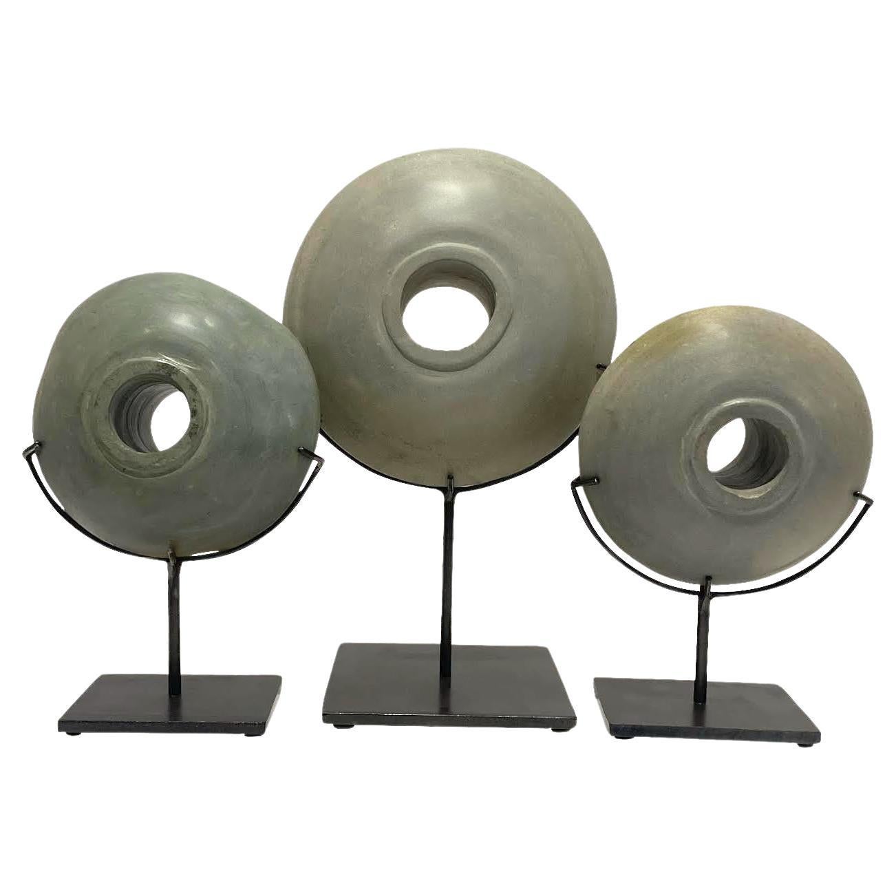 Turquoise pâle, sable, gris Ensemble de trois disques de pierre, Indonésie, Contemporary en vente