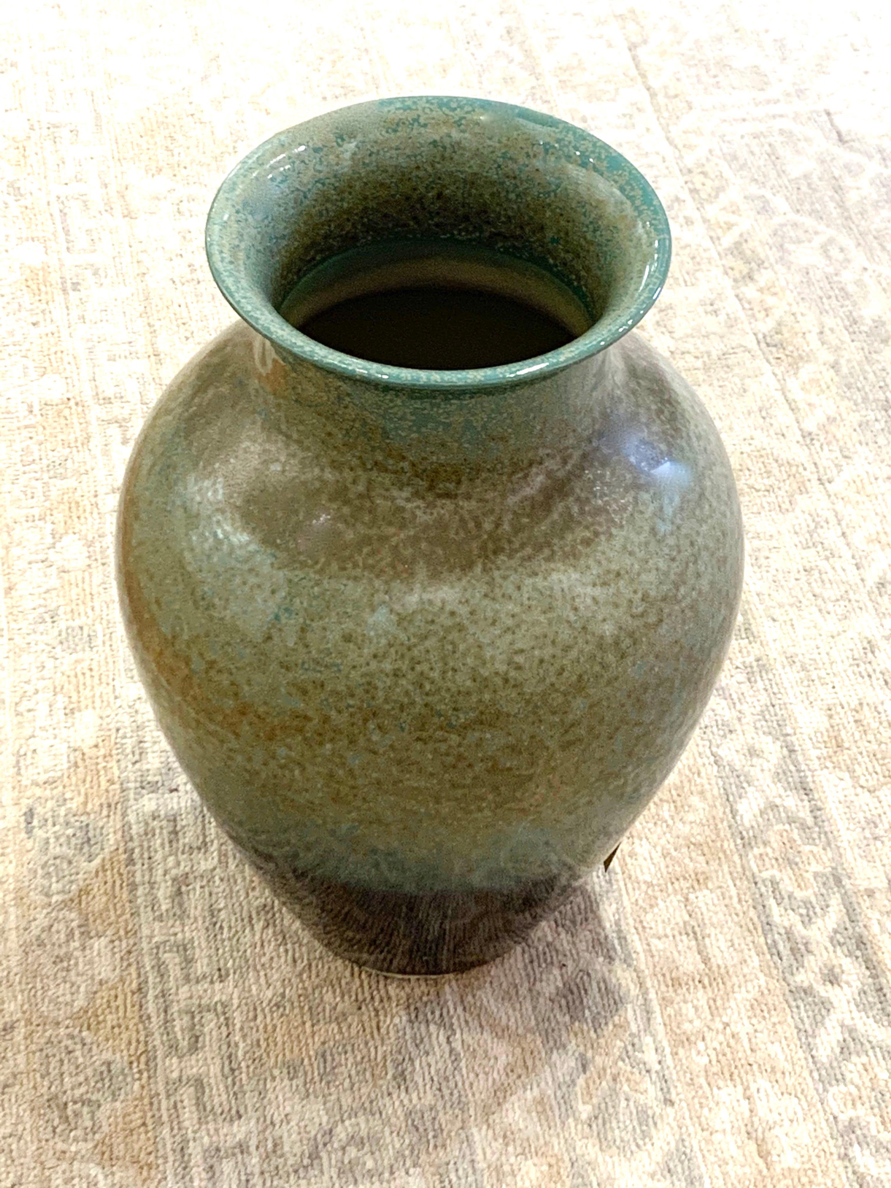 Zeitgenössische große chinesische Porzellanvase.
Blasses Türkis mit hellbraunen Sprenkeln auf dem oberen Teil der Vase, einfarbiger schwarzer Bodenstreifen. 
Zwei sind verfügbar und werden einzeln verkauft.
 