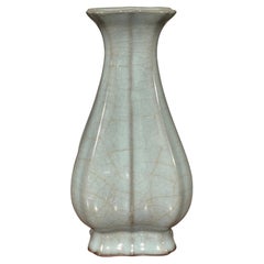 Blass-türkisfarbene Vase mit quadratischer Öffnung, China, Contemporary