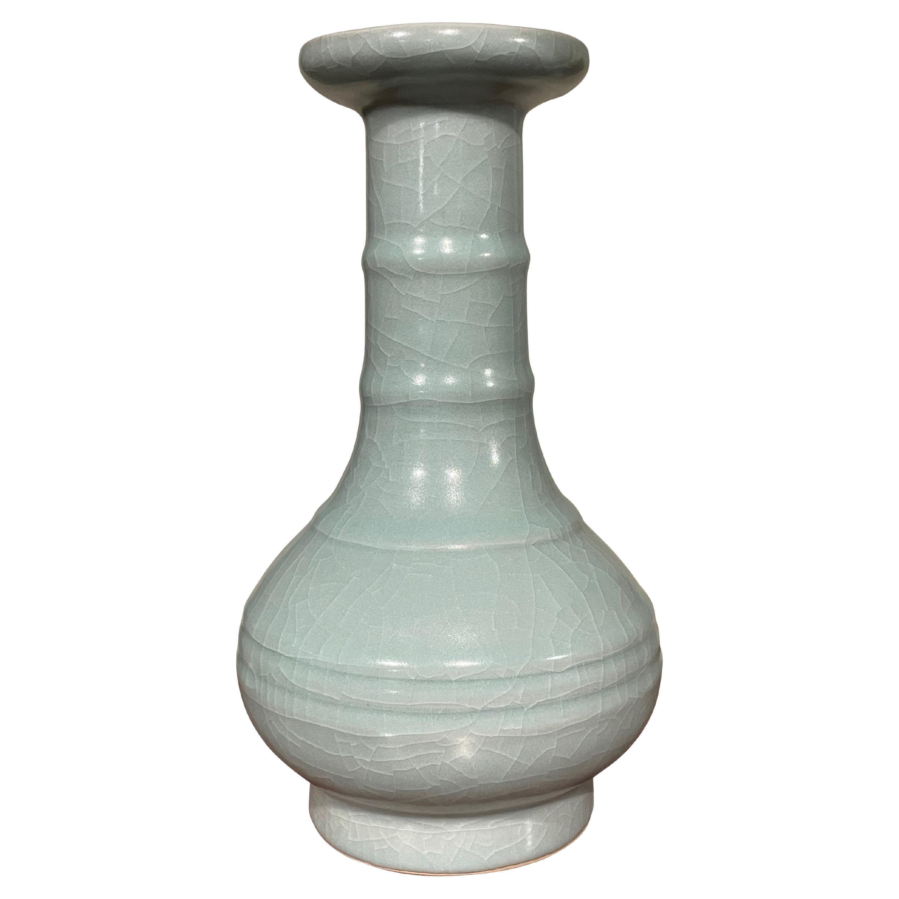 Vase à col haut turquoise pâle avec détails de côtes horizontales, Chine, Contemporary en vente