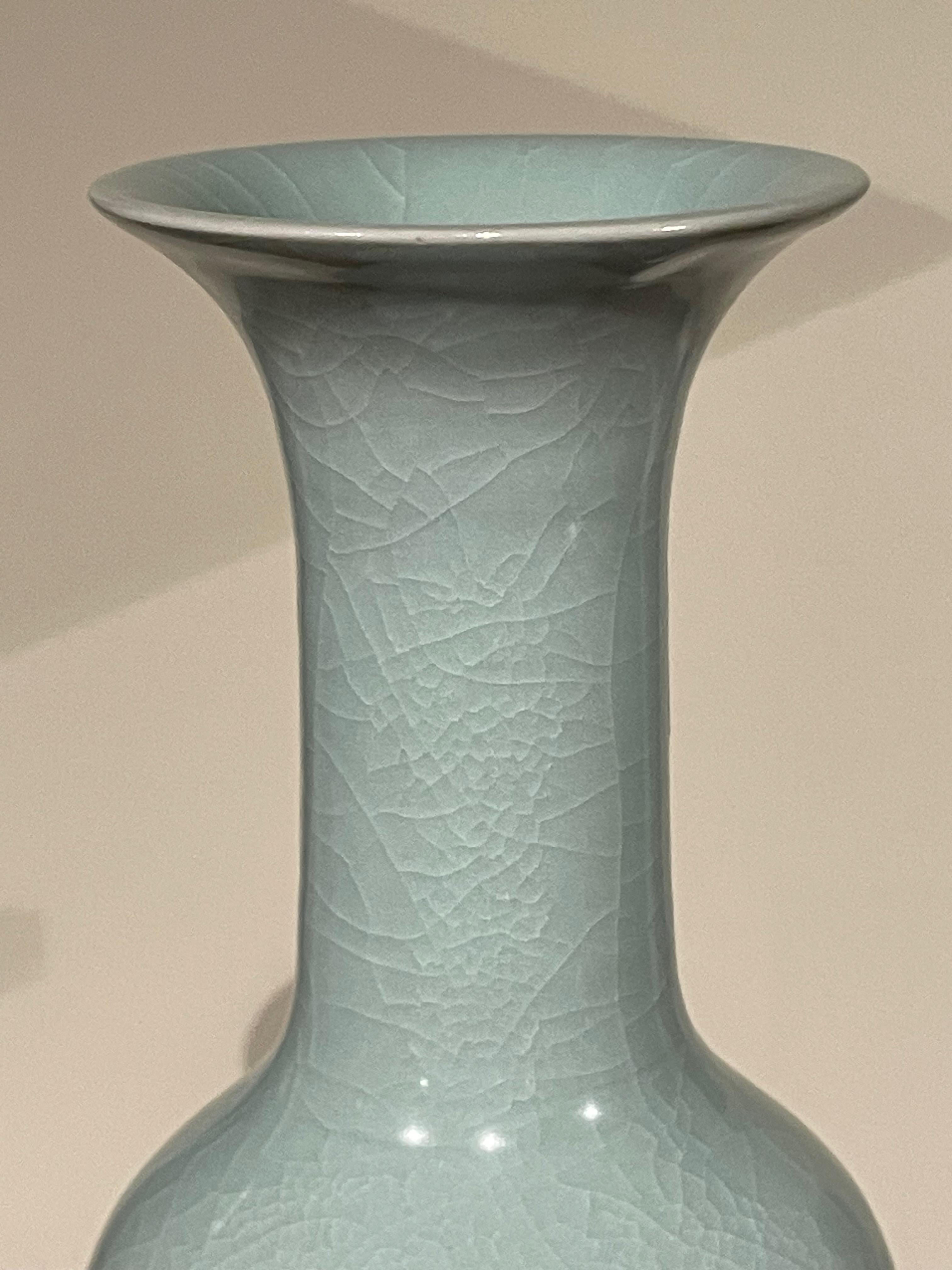Chinois Vase en forme de tulipe à fond arrondi, turquoise pâle, Chine, contemporain en vente
