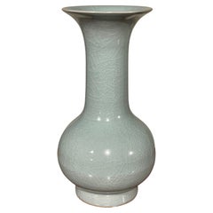 Blass-türkisfarbene Vase in Tulpenform mit abgerundetem Boden, China, Contemporary