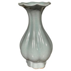 Blass-türkisfarbene Vase mit gewelltem Boden und geripptem Sockel, China, Contemporary
