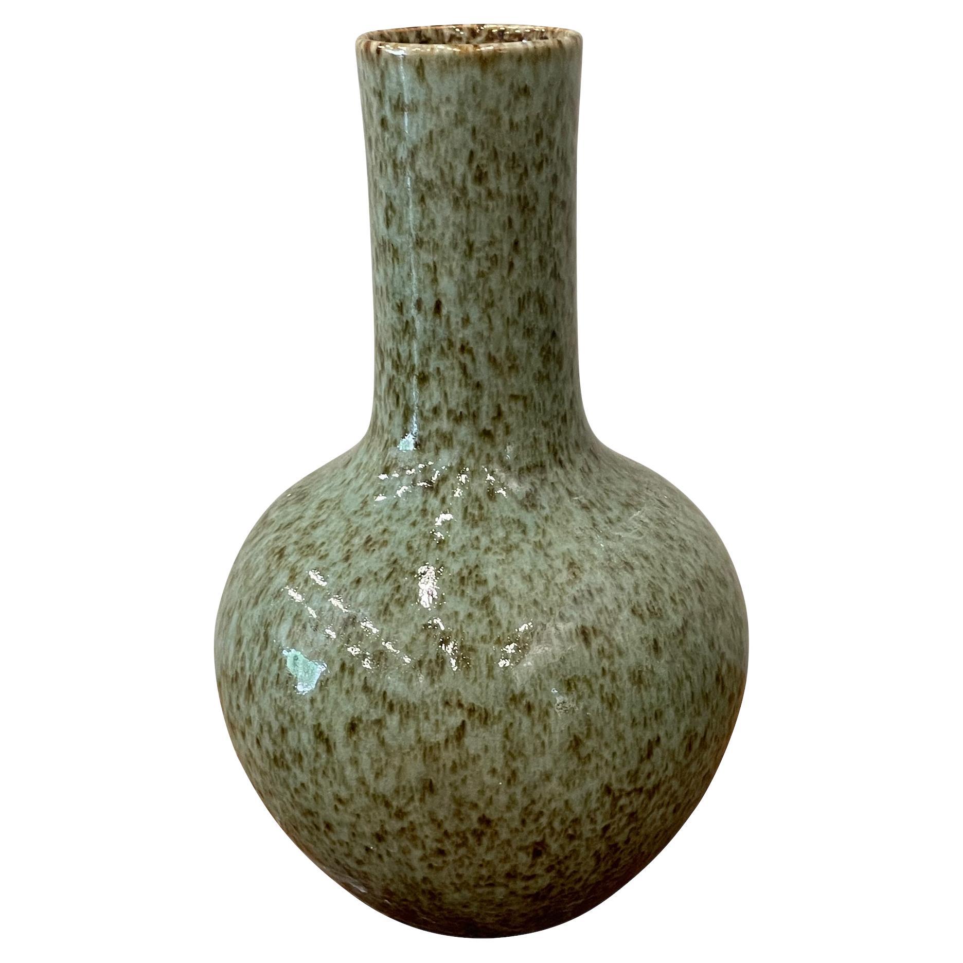 AM Contemporary  vase à fond turquoise pâle et
glaçure décorative à éclaboussures brunes.
Col de l'entonnoir.
Fait partie d'une petite collection