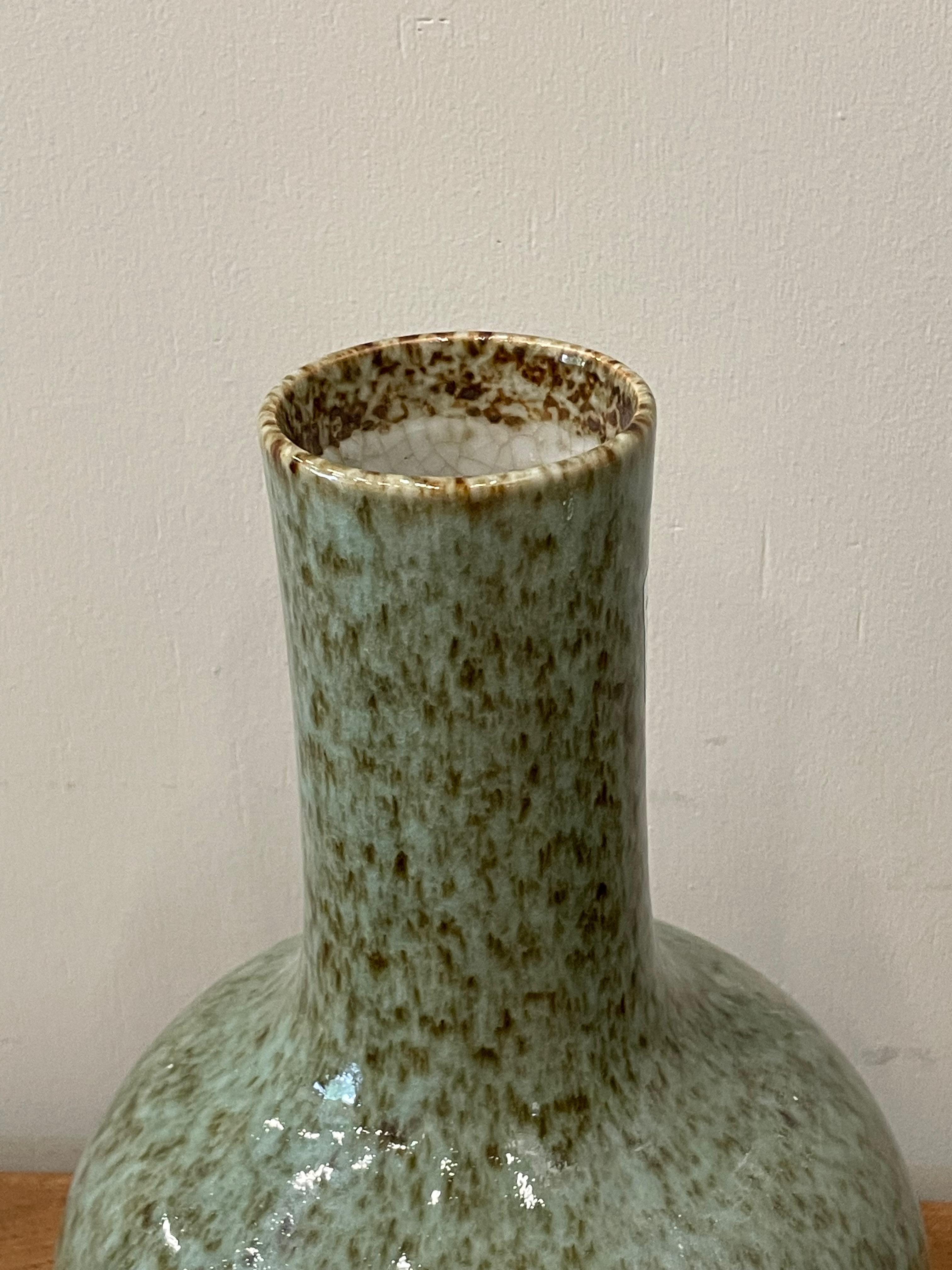 Chinois Vase à col entonnoir épais, Turquoise pâle avec éclaboussures de Brown, Chine, Contemporain en vente