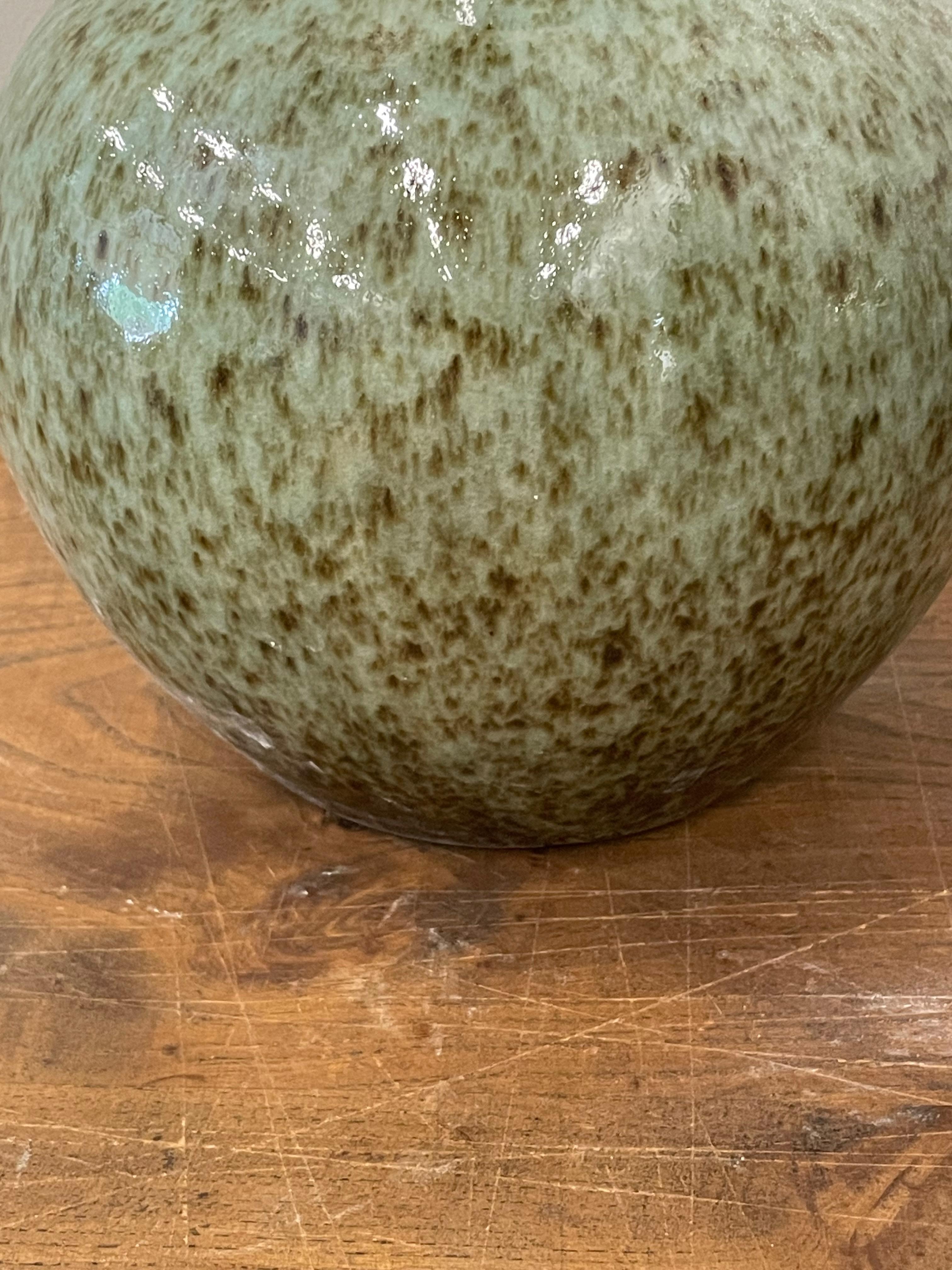 Vase à col entonnoir épais, Turquoise pâle avec éclaboussures de Brown, Chine, Contemporain Neuf - En vente à New York, NY