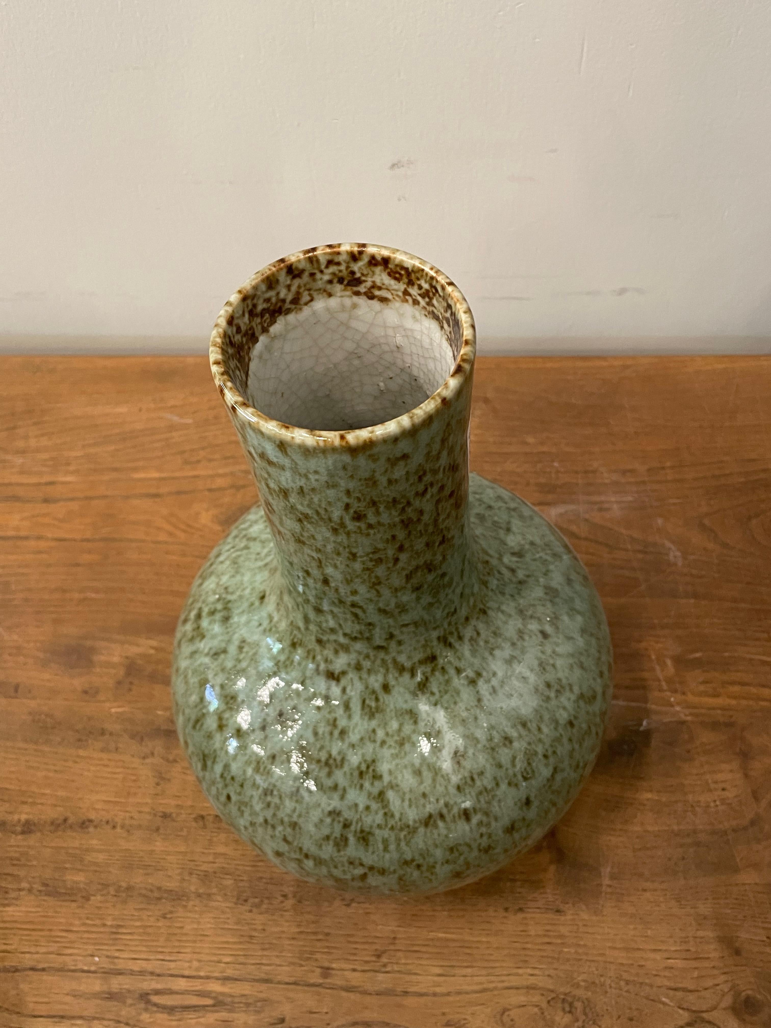 XXIe siècle et contemporain Vase à col entonnoir épais, Turquoise pâle avec éclaboussures de Brown, Chine, Contemporain en vente