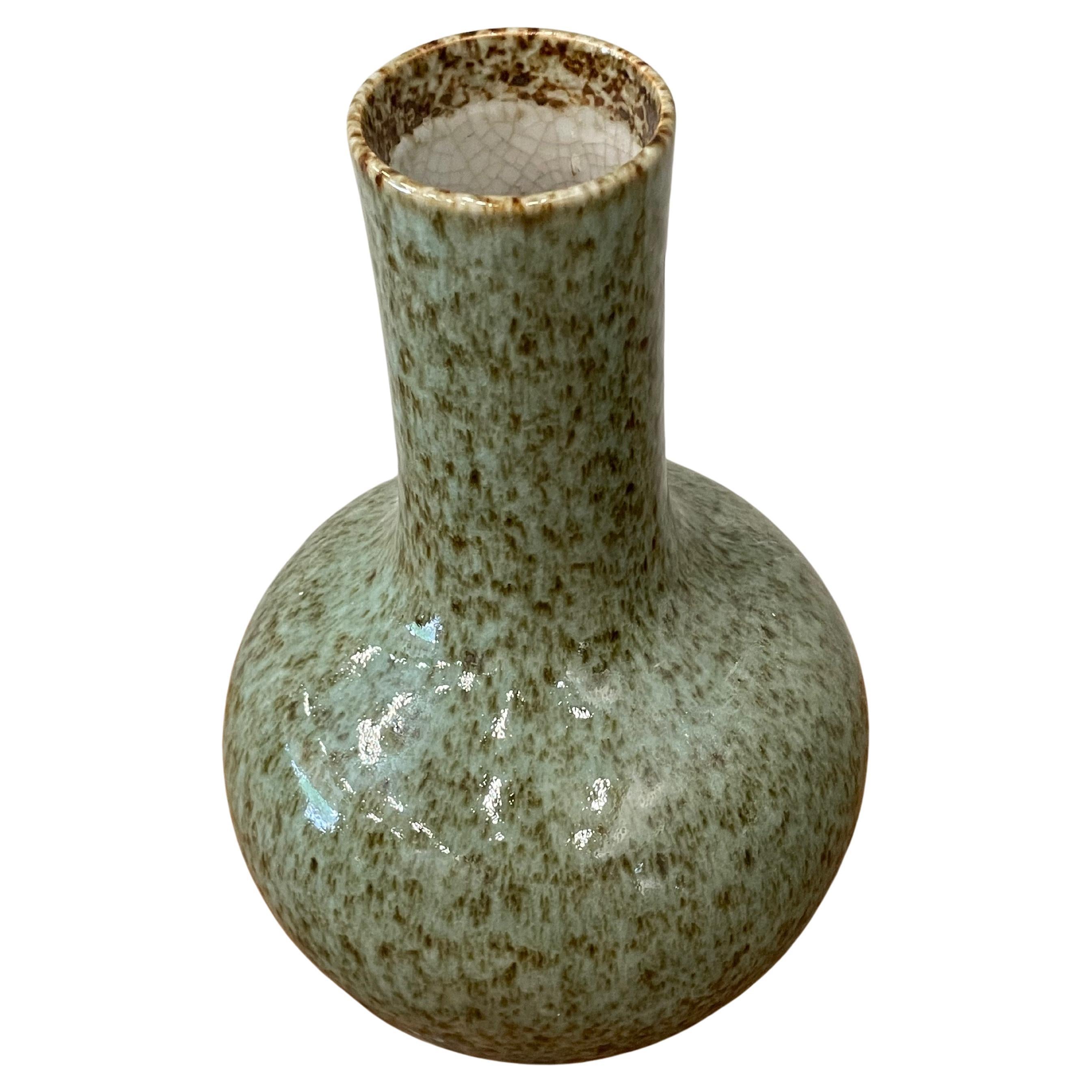 Vaso a collo d'imbuto di colore turchese pallido con schizzi marroni, Cina, Contemporaneo