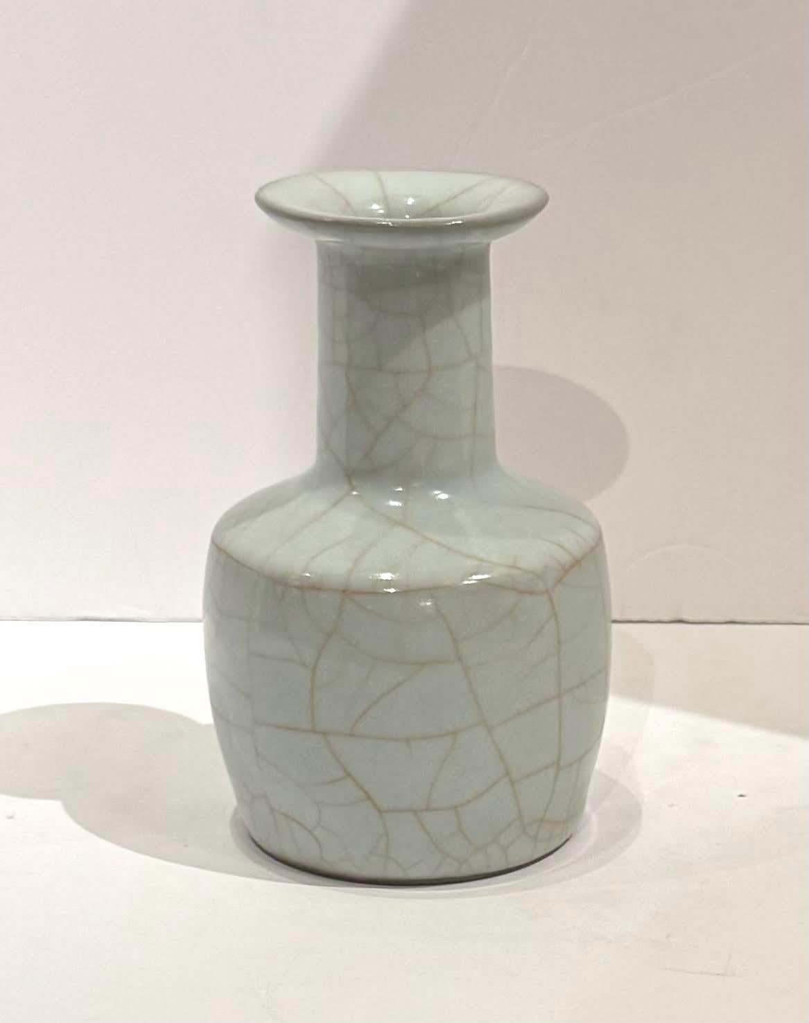 Vaso cinese contemporaneo di colore turchese chiaro con smalto crepla a contrasto.
Forma della bottiglia.
Fa parte di un'ampia collezione di vasi in turchese chiaro con smalto crepla a contrasto di forme assortite.