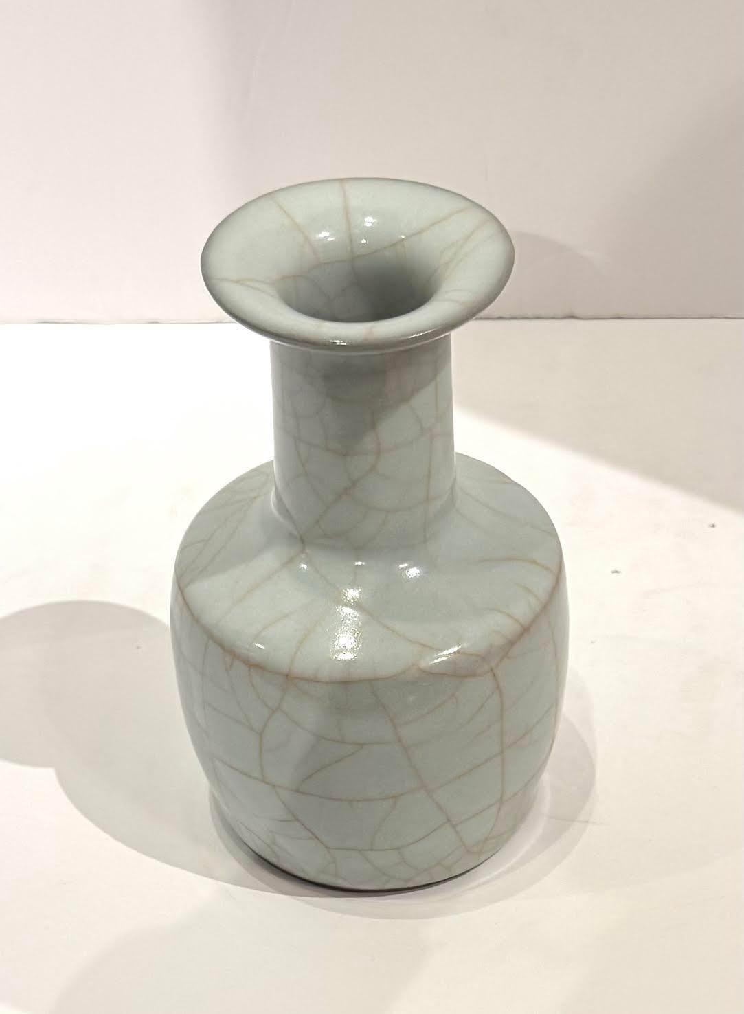 Cinese Vaso a forma di bottiglia in turchese pallido con crepe a contrasto, Cina, Contemporaneo in vendita