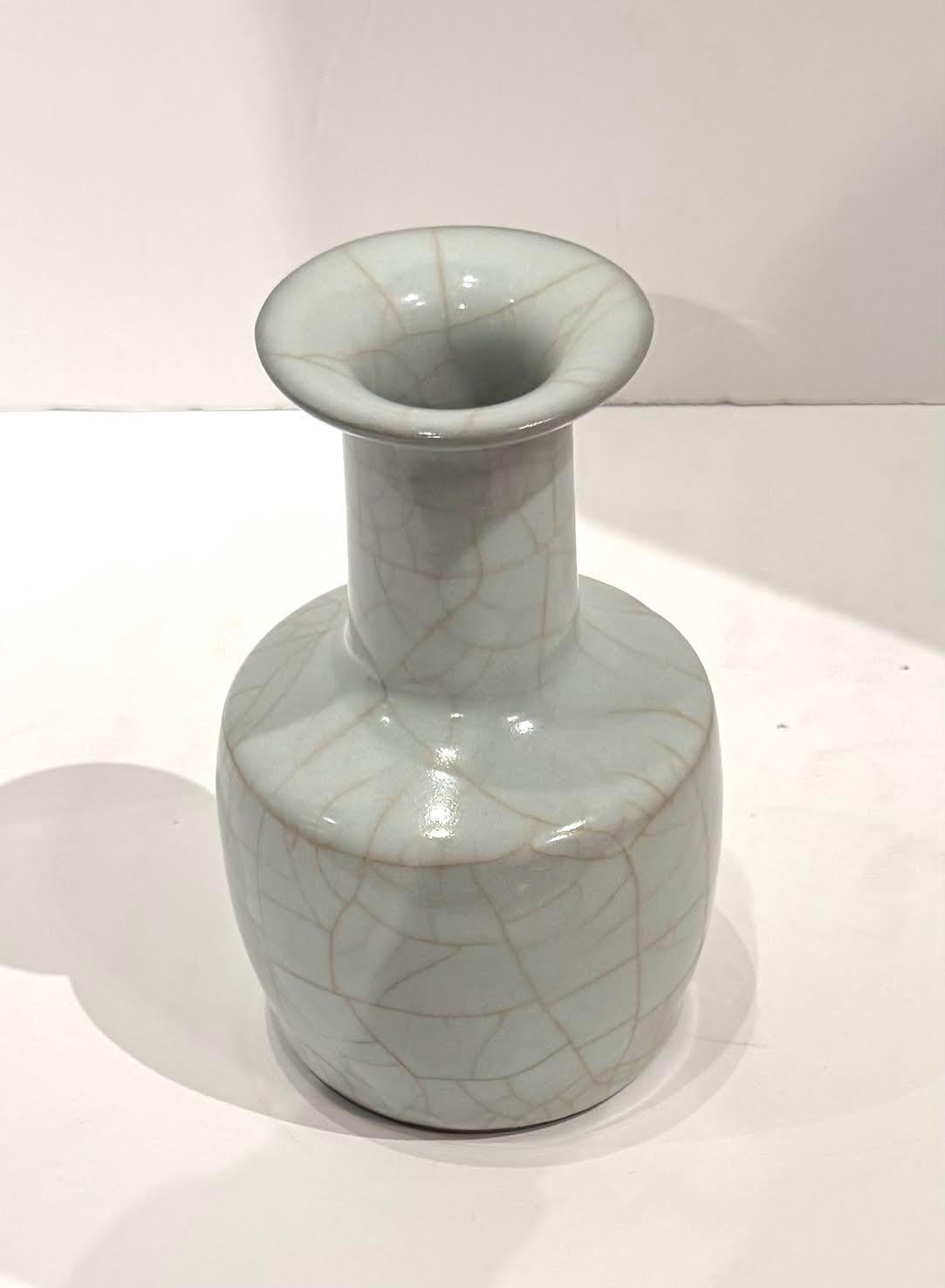 Vaso a forma di bottiglia in turchese pallido con crepe a contrasto, Cina, Contemporaneo In condizioni Nuovo in vendita a New York, NY
