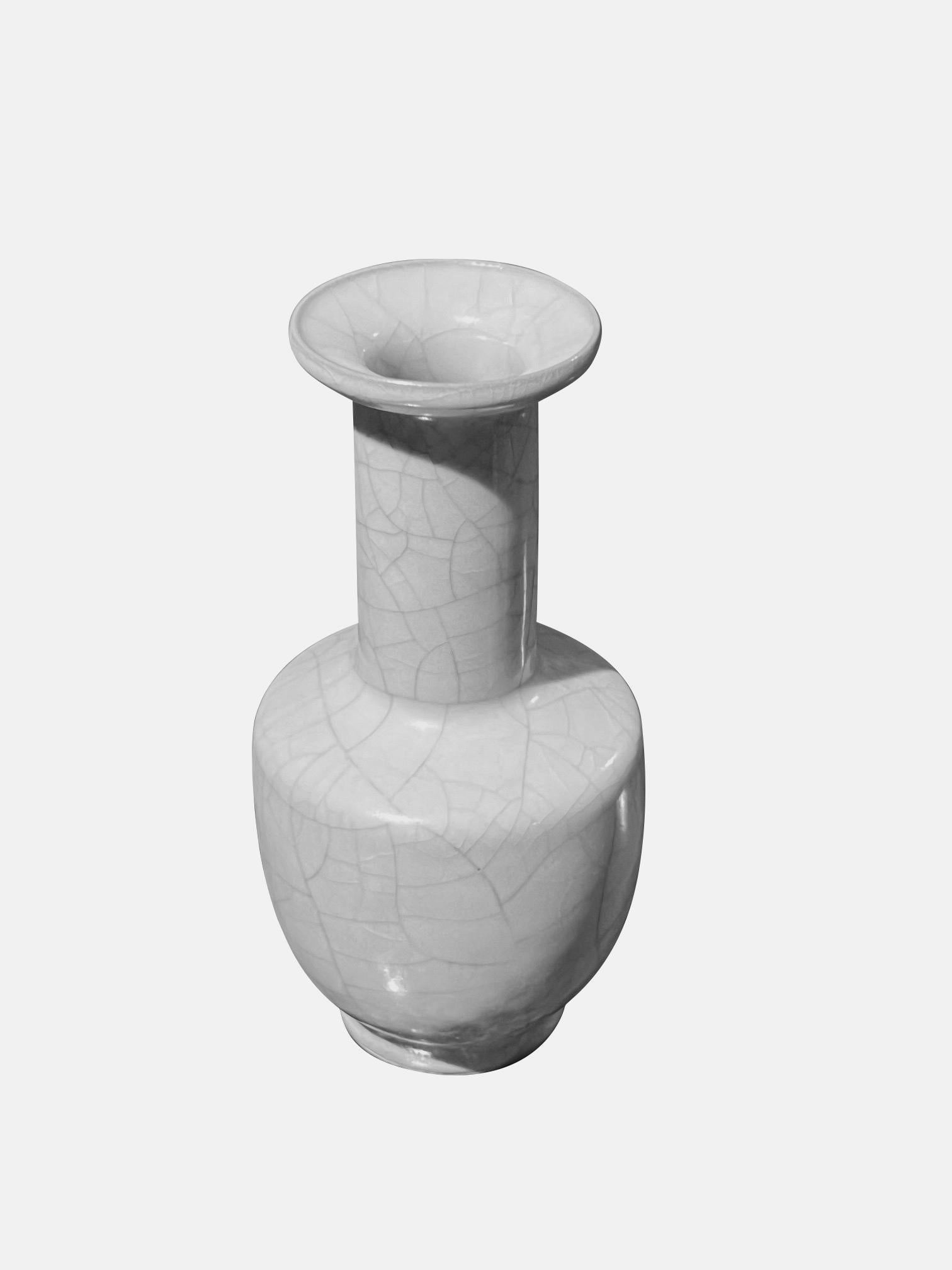 Vaso cinese contemporaneo di colore turchese chiaro con smalto crepla a contrasto.
Bottiglia con design a collo tubolare.
Fa parte di un'ampia collezione di vasi in turchese chiaro con smalto crepla a contrasto di forme assortite.