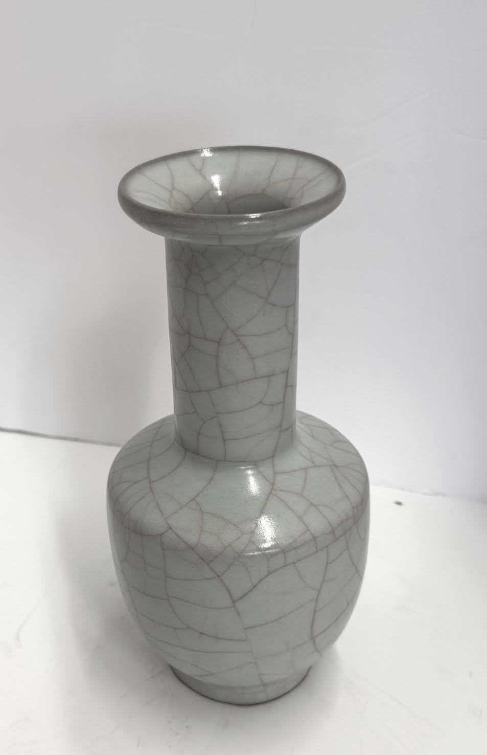 Cinese Vaso a forma di bottiglia in turchese chiaro con crepe a contrasto, Cina, Contemporaneo in vendita