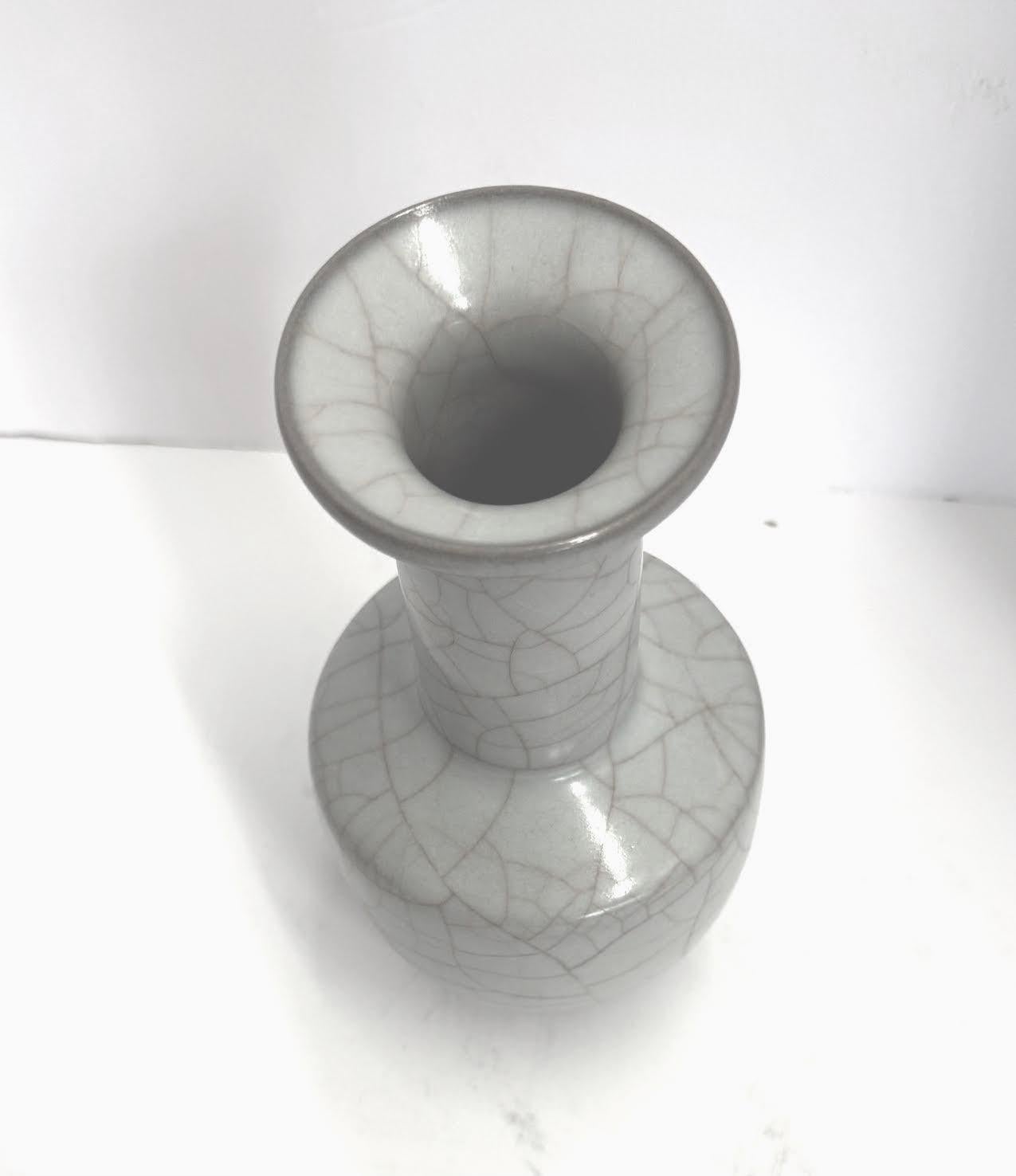 Vaso a forma di bottiglia in turchese chiaro con crepe a contrasto, Cina, Contemporaneo In condizioni Nuovo in vendita a New York, NY