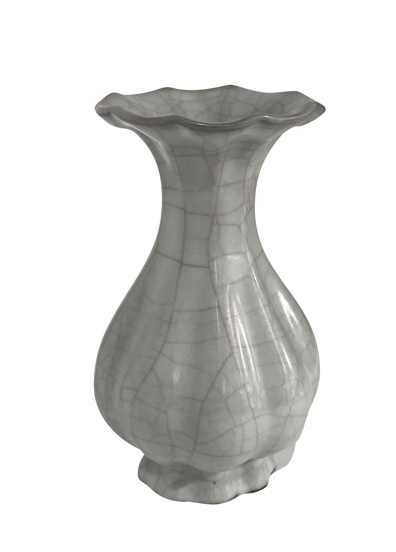 Vaso cinese contemporaneo di colore turchese chiaro con smalto crepla a contrasto.
Design scanalato con apertura superiore di forma oblunga.
Fa parte di un'ampia collezione di vasi in turchese chiaro con smalto crepla a contrasto di forme assortite.