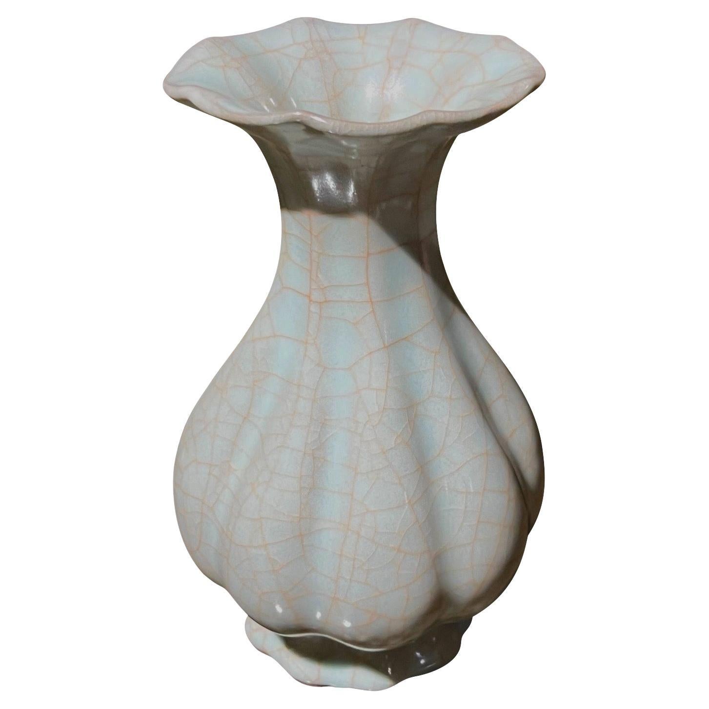 Cinese Vaso con design scanalato in turchese pallido e crepe a contrasto, Cina, Contemporaneo in vendita