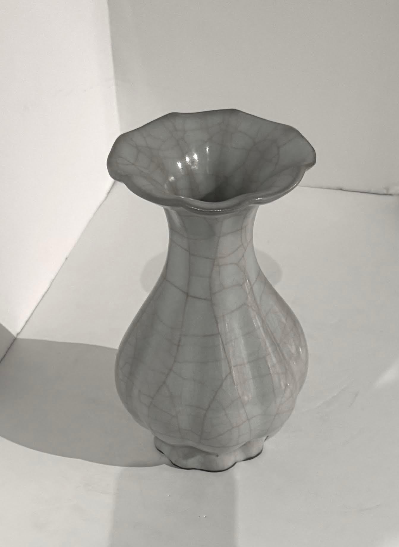 Vaso con design scanalato in turchese pallido e crepe a contrasto, Cina, Contemporaneo In condizioni Nuovo in vendita a New York, NY