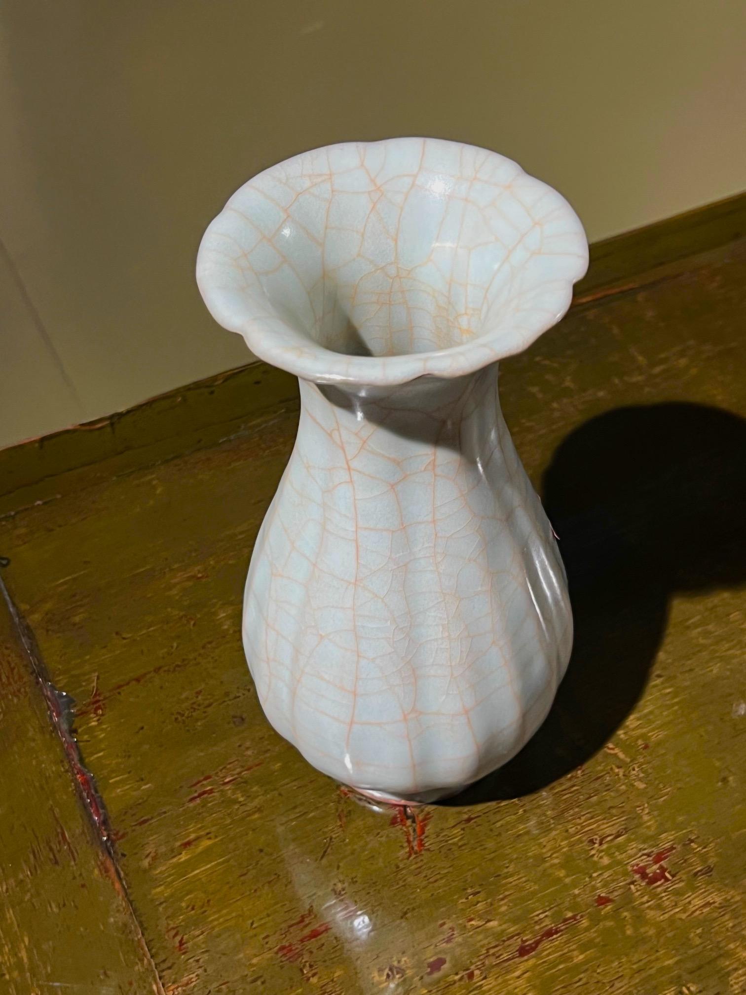 Vaso cinese contemporaneo di colore turchese chiaro con smalto crepla a contrasto.
Piano scanalato con base a coste verticali.
Fa parte di un'ampia collezione di vasi in turchese chiaro con smalto crepla a contrasto di forme assortite.
