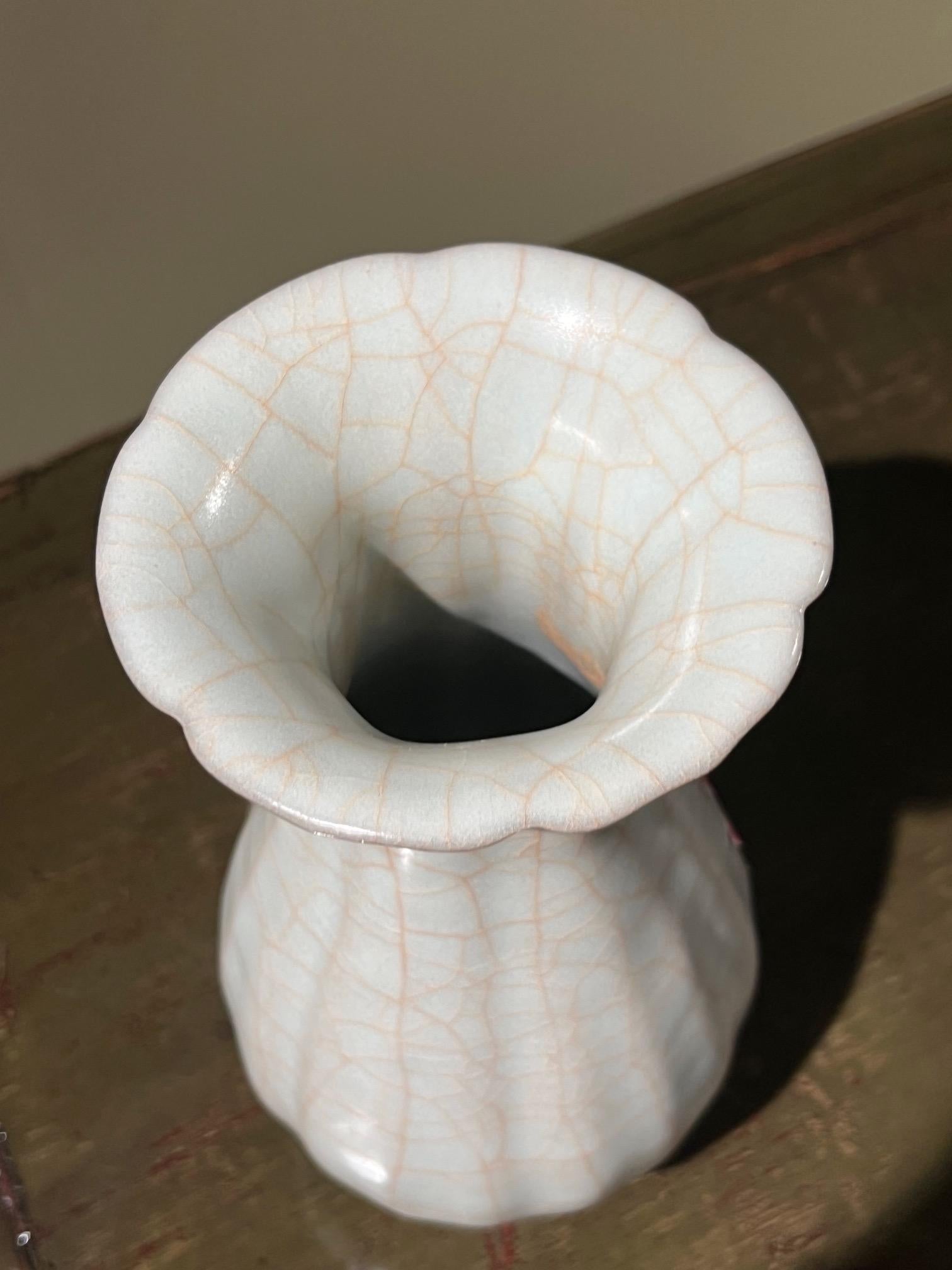Cinese Vaso scanalato turchese pallido con bordo a contrasto, Cina, Contemporaneo in vendita