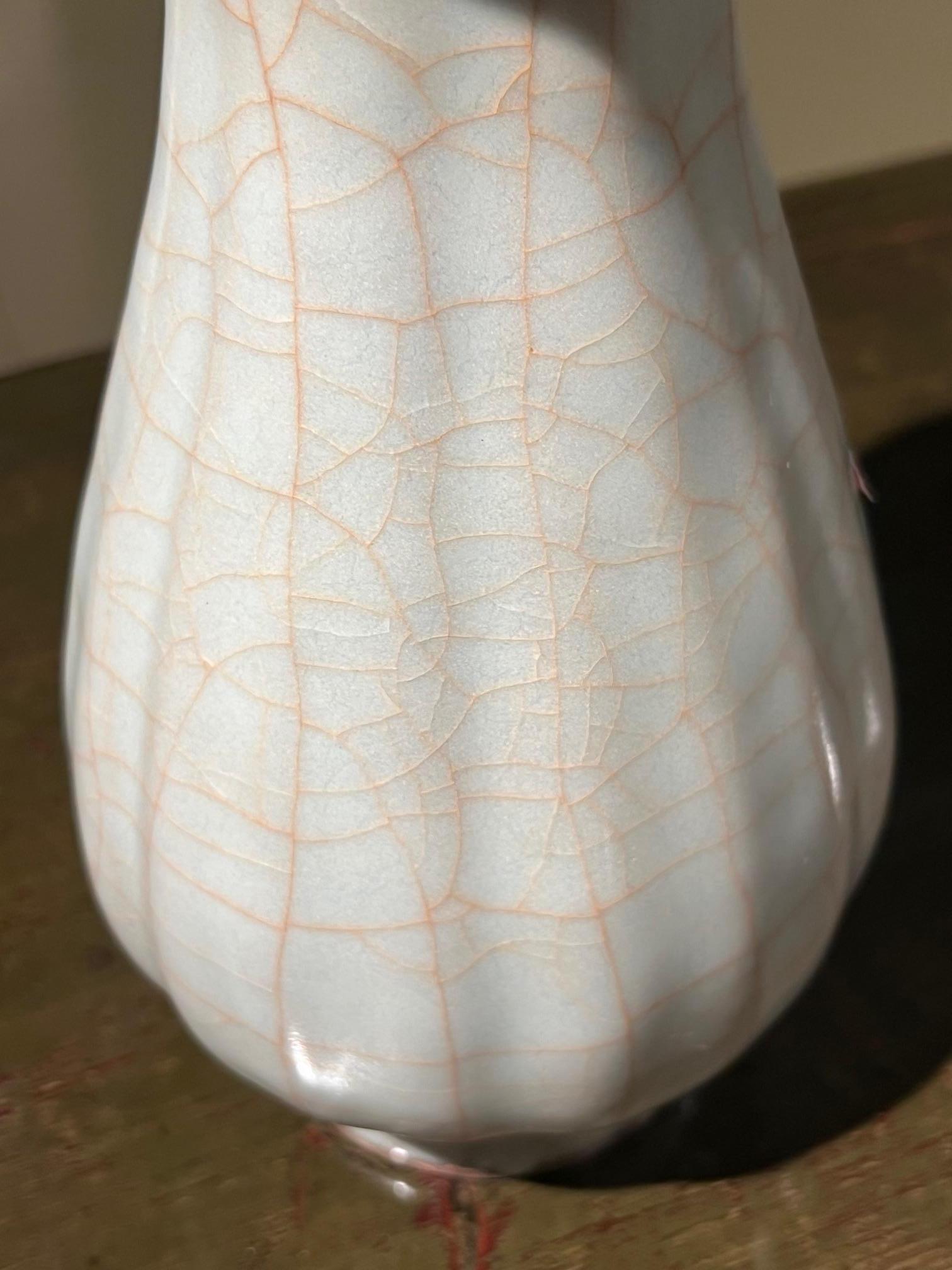Vaso scanalato turchese pallido con bordo a contrasto, Cina, Contemporaneo In condizioni Nuovo in vendita a New York, NY