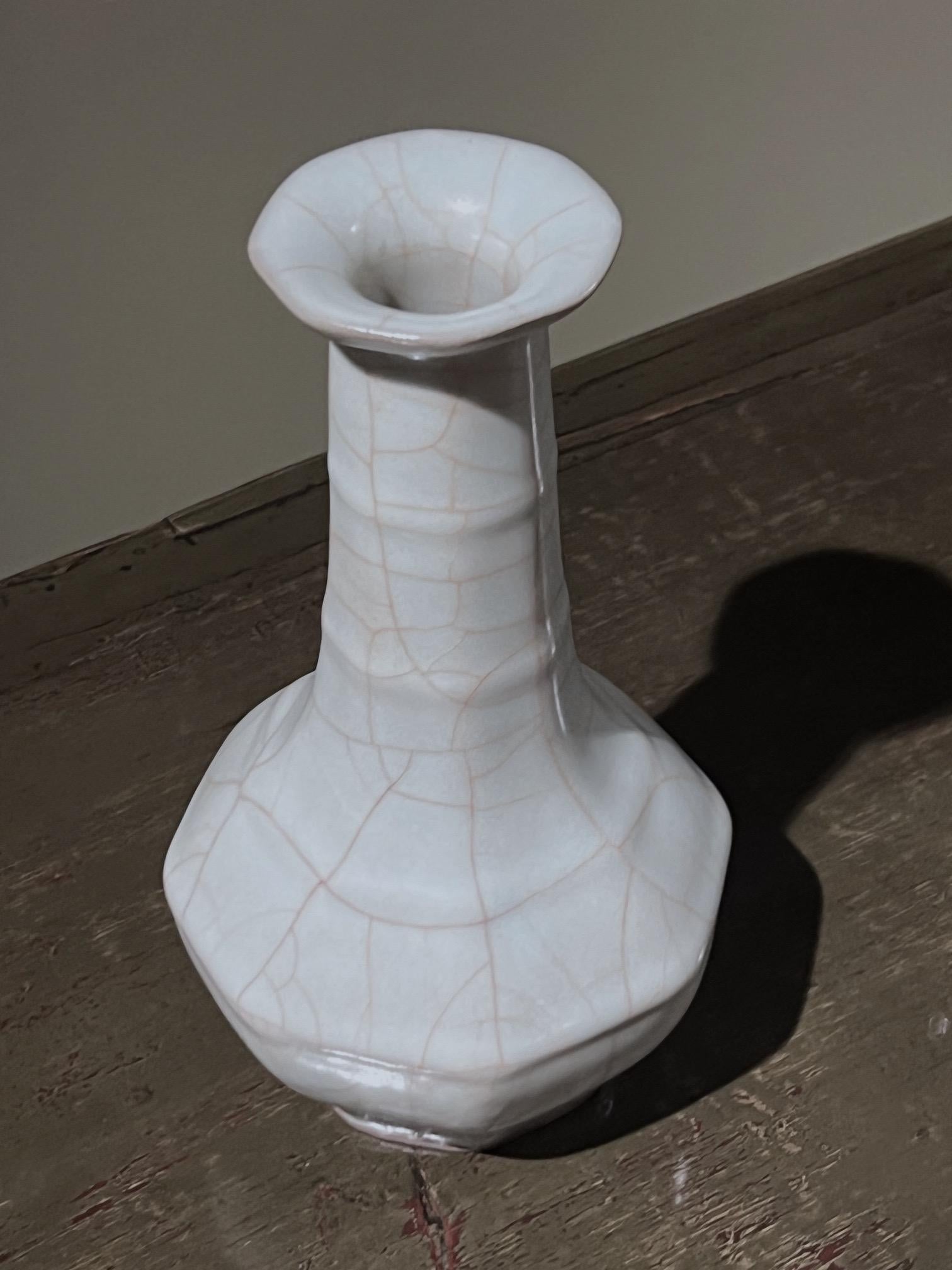 Vaso cinese contemporaneo di colore turchese chiaro con smalto crepla a contrasto.
Collo a imbuto a coste.
Fa parte di un'ampia collezione di vasi in turchese chiaro con smalto crepla a contrasto di forme assortite.