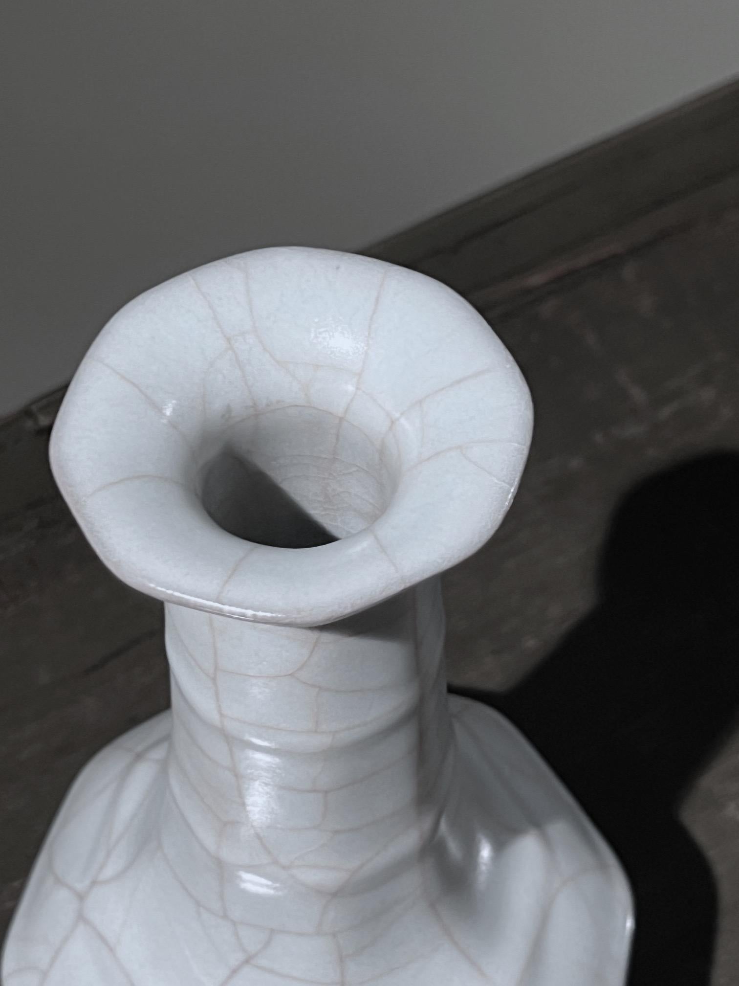 Cinese Vaso con collo a coste in turchese pallido e crepe a contrasto, Cina, Contemporaneo in vendita