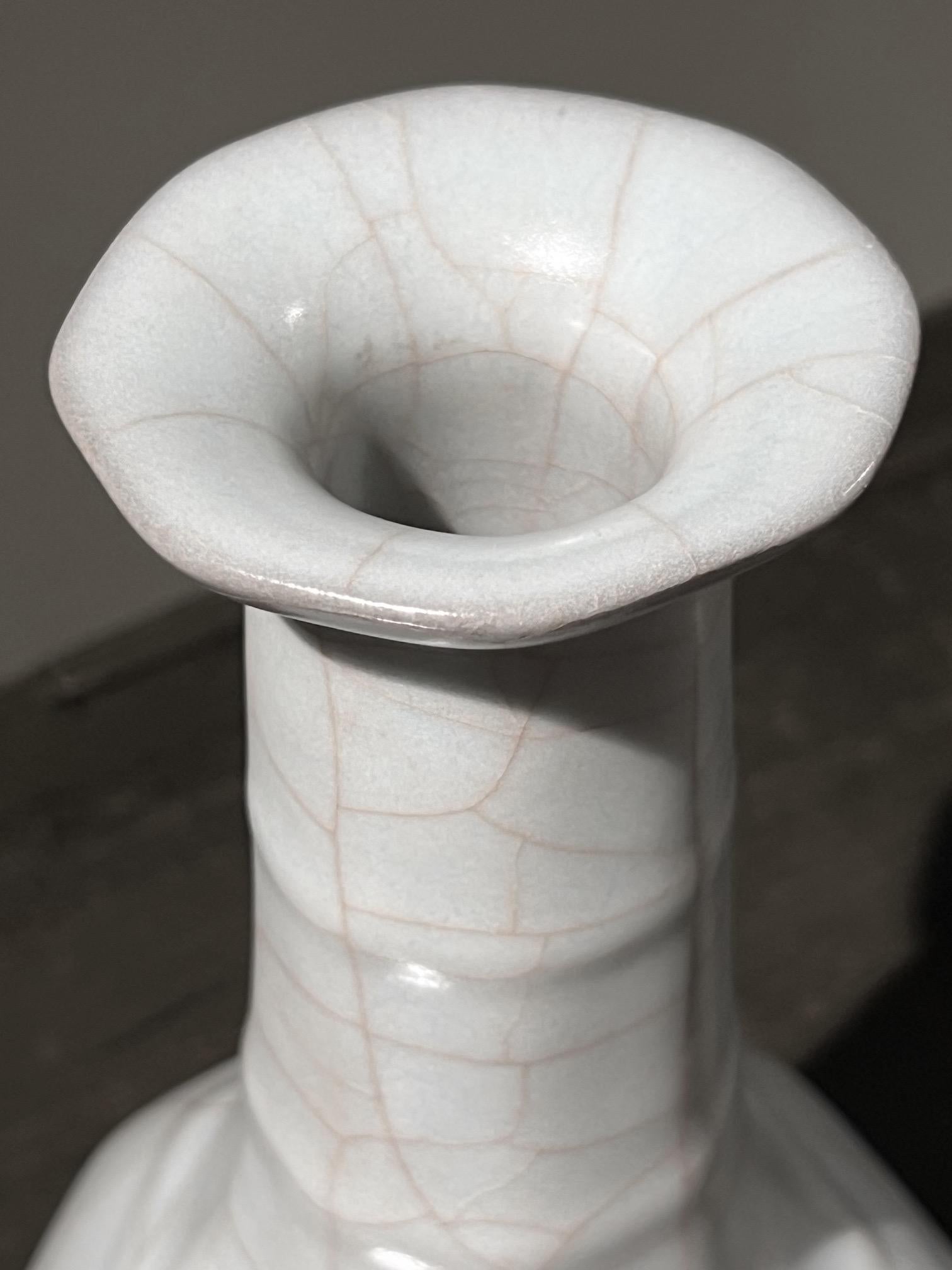 Vaso con collo a coste in turchese pallido e crepe a contrasto, Cina, Contemporaneo In condizioni Nuovo in vendita a New York, NY