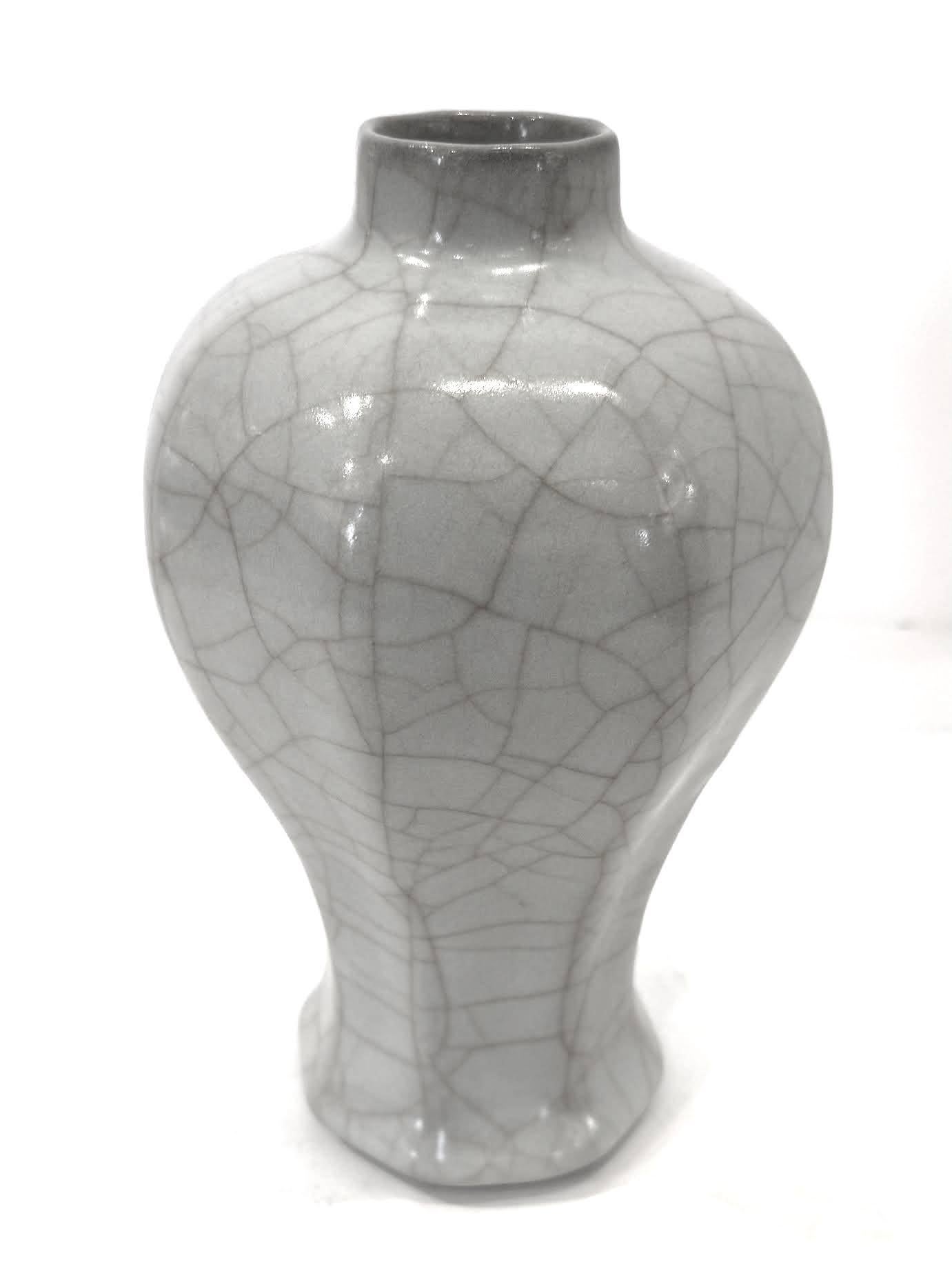 Vaso cinese contemporaneo di colore turchese chiaro con smalto crepla a contrasto.
Apertura del beccuccio piccola.
Fa parte di un'ampia collezione di vasi in turchese chiaro con smalto crepla a contrasto di forme assortite.