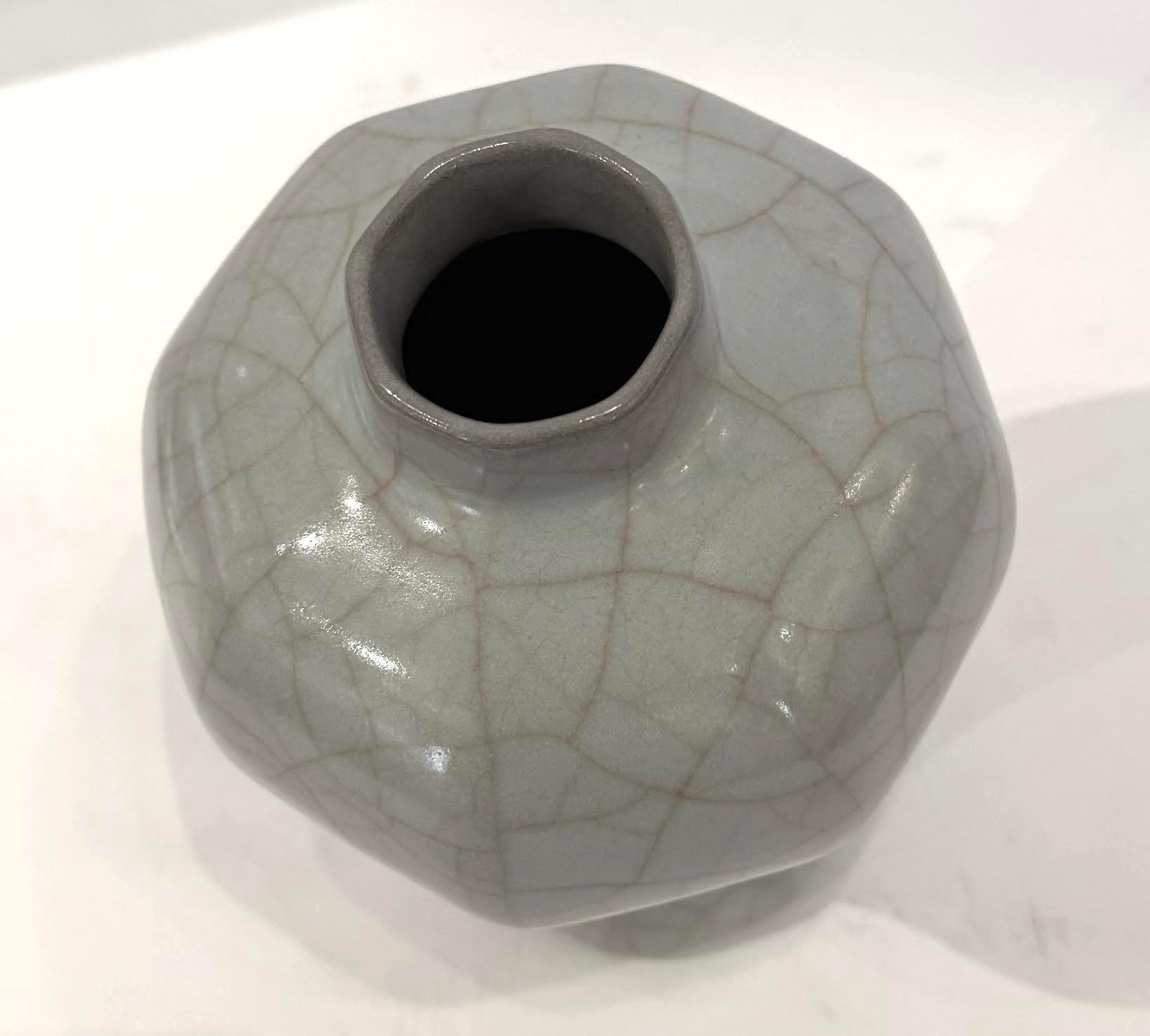 Cinese Vaso con beccuccio piccolo in turchese pallido e crepe a contrasto, Cina, Contemporaneo in vendita
