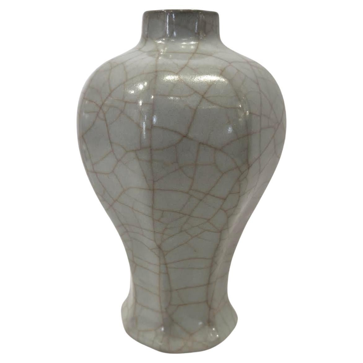 Vaso con beccuccio piccolo in turchese pallido e crepe a contrasto, Cina, Contemporaneo