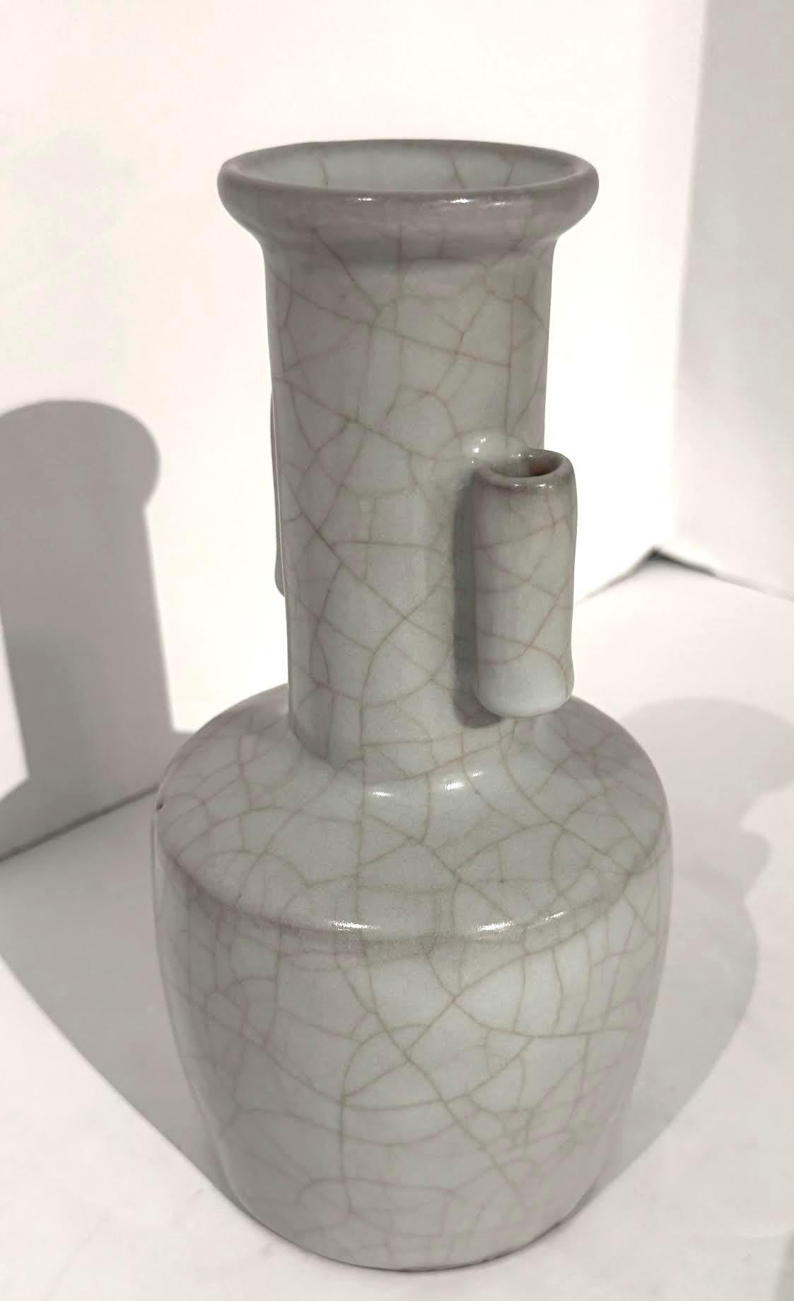 Vase chinois contemporain de couleur turquoise pâle avec glaçure craquelée contrastée.
Deux poignées tubulaires.
Fait partie d'une grande collection de vases de forme variée, de couleur turquoise pâle et de glaçure craquelée contrastée.