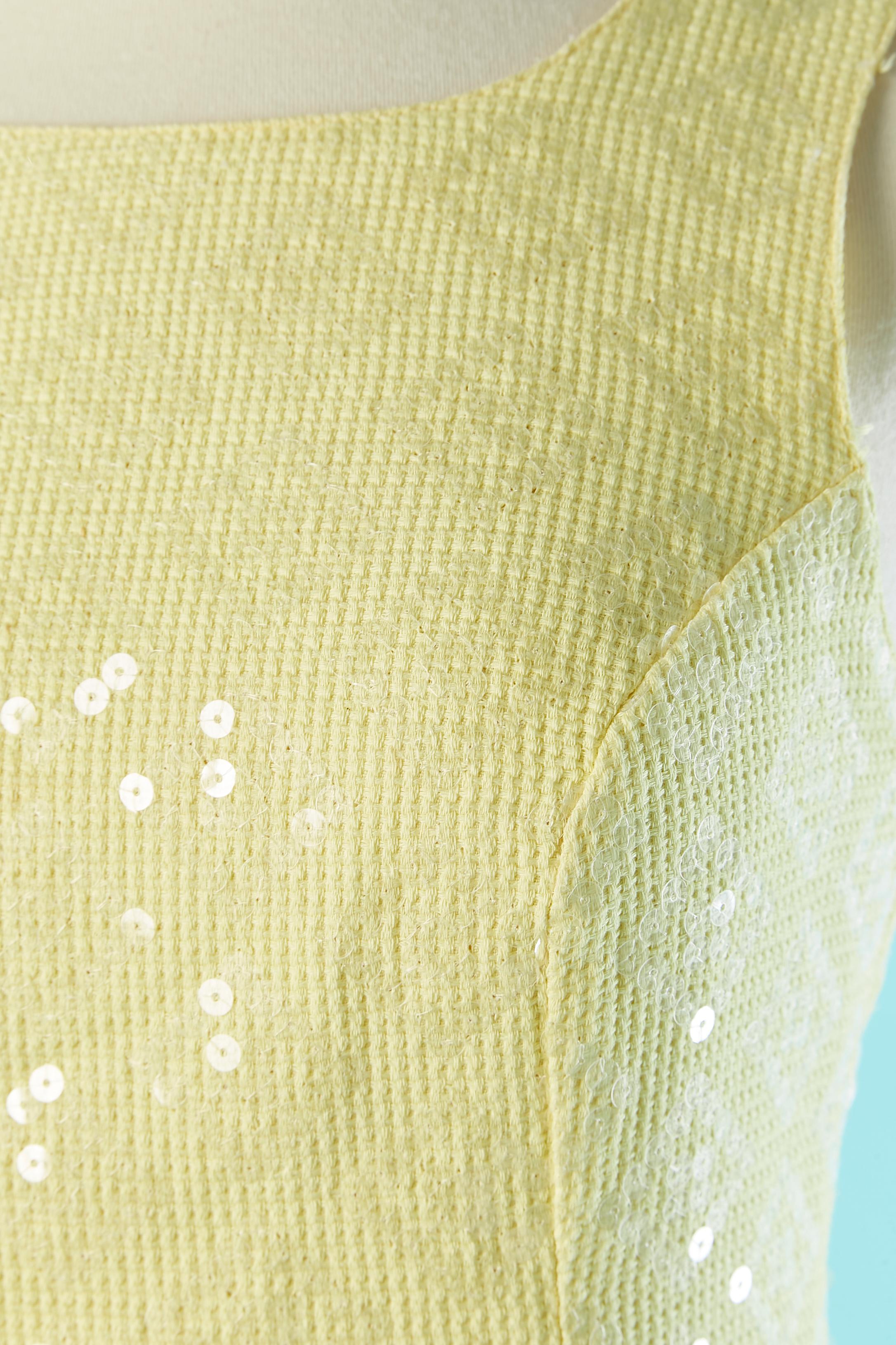 Robe de cocktail jaune pâle recouverte de paillettes transparentes. Impossible de lire la composition de l'étiquette du tissu, mais probablement une base en coton et une doublure en rayonne. Fermeture éclair au milieu du dos. 
TAILLE 42 (It) 38 (Fr) 