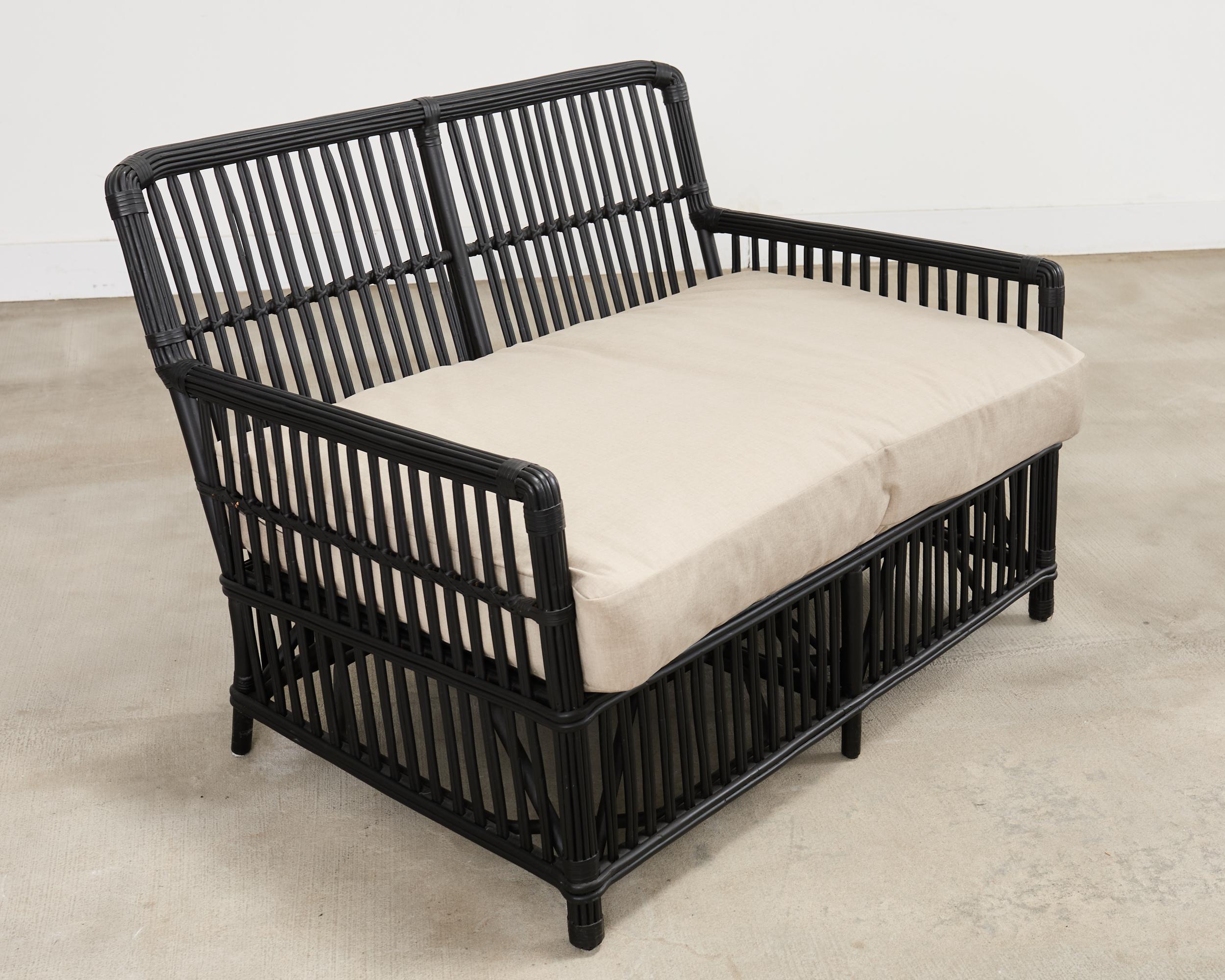 Palecek Art Deco Stil Rattan Bleistift Reed Settee (20. Jahrhundert) im Angebot