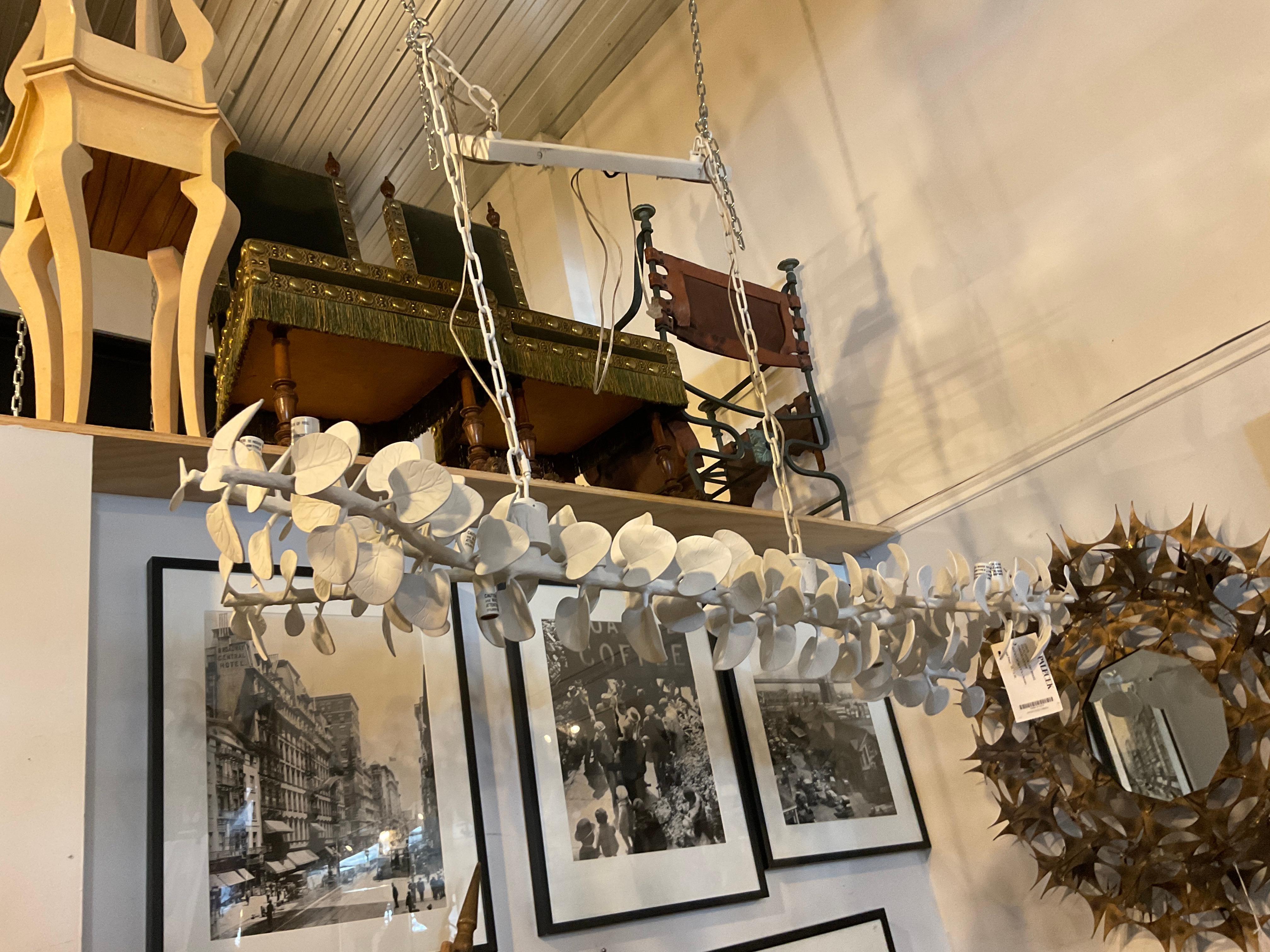 XXI secolo e contemporaneo Palecek Lampadario in ottone bianco con foglie di eucalipto in vendita