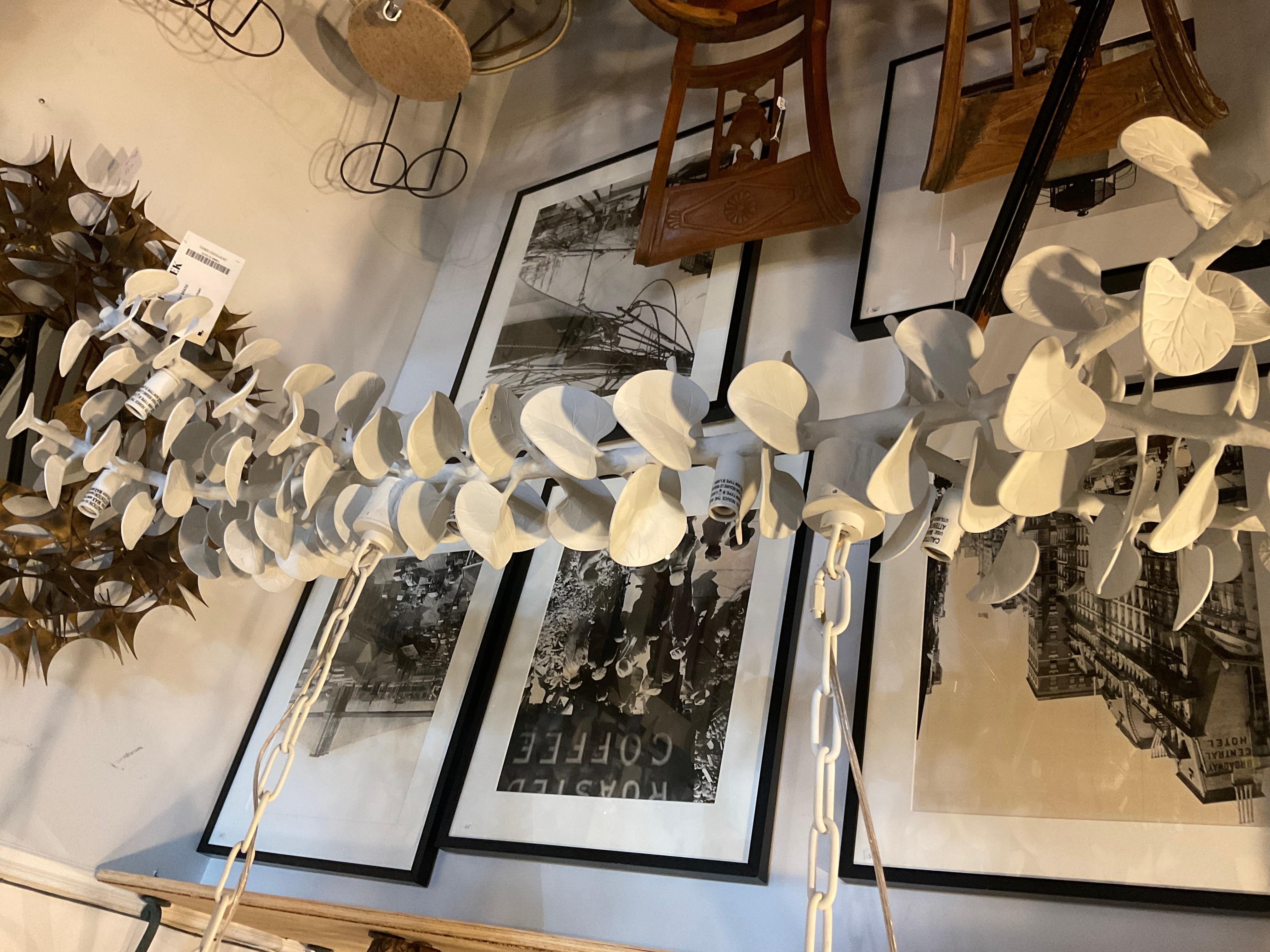 Palecek Lampadario in ottone bianco con foglie di eucalipto in vendita 1
