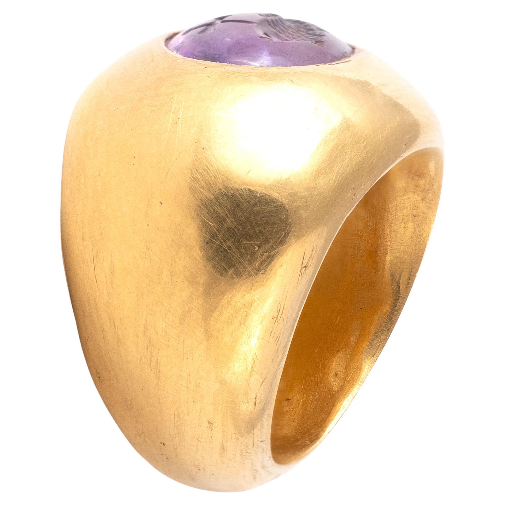 Un grande anello d'oro con un'incisione che mostra un pesce che nuota verso sinistra con una croce che spunta dalla testa. Sebbene questa calcografia abbia un'insolita rappresentazione dell'