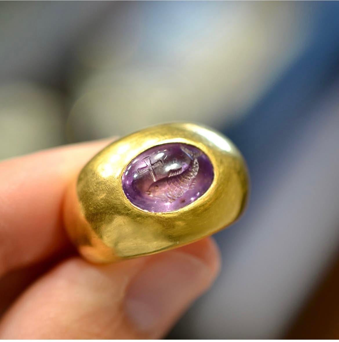 Anello paleocristiano in oro 22kt con incisione di ametista del IV secolo d.C. in vendita 1